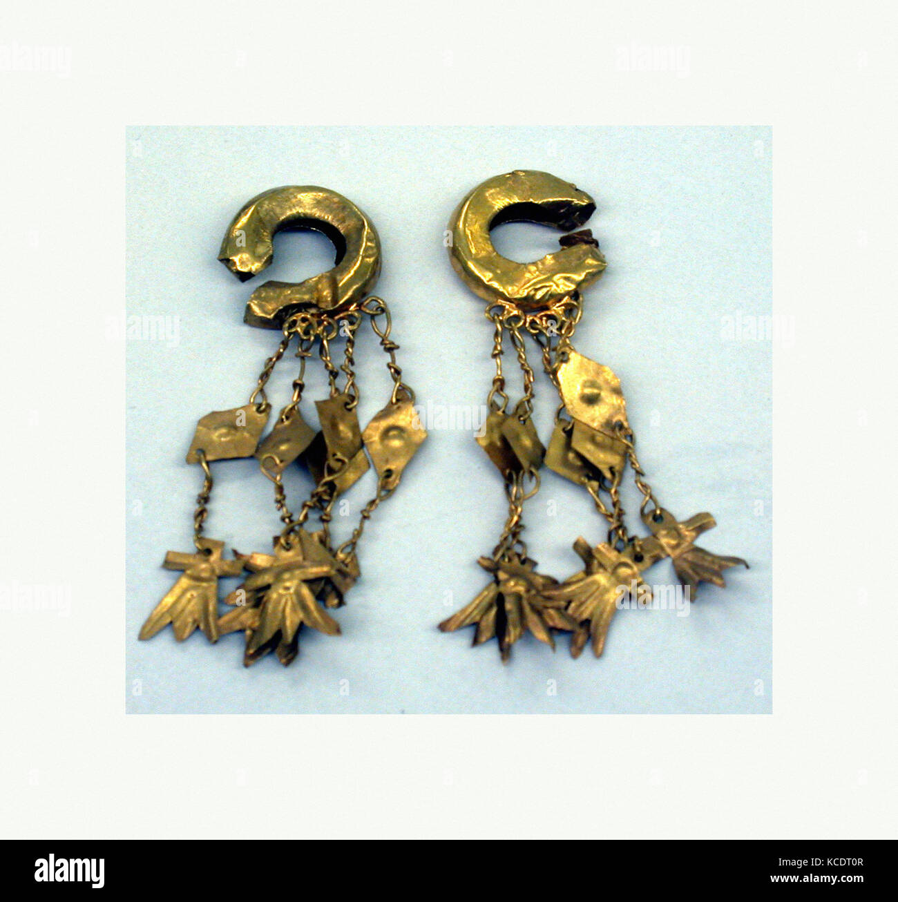 Orecchio, ornamento del XIV-XV secolo o precedente, Filippine, Butuan, regione di Mindanao, oro, lunghezza 2-1/4 in., Metal-Ornaments Foto Stock