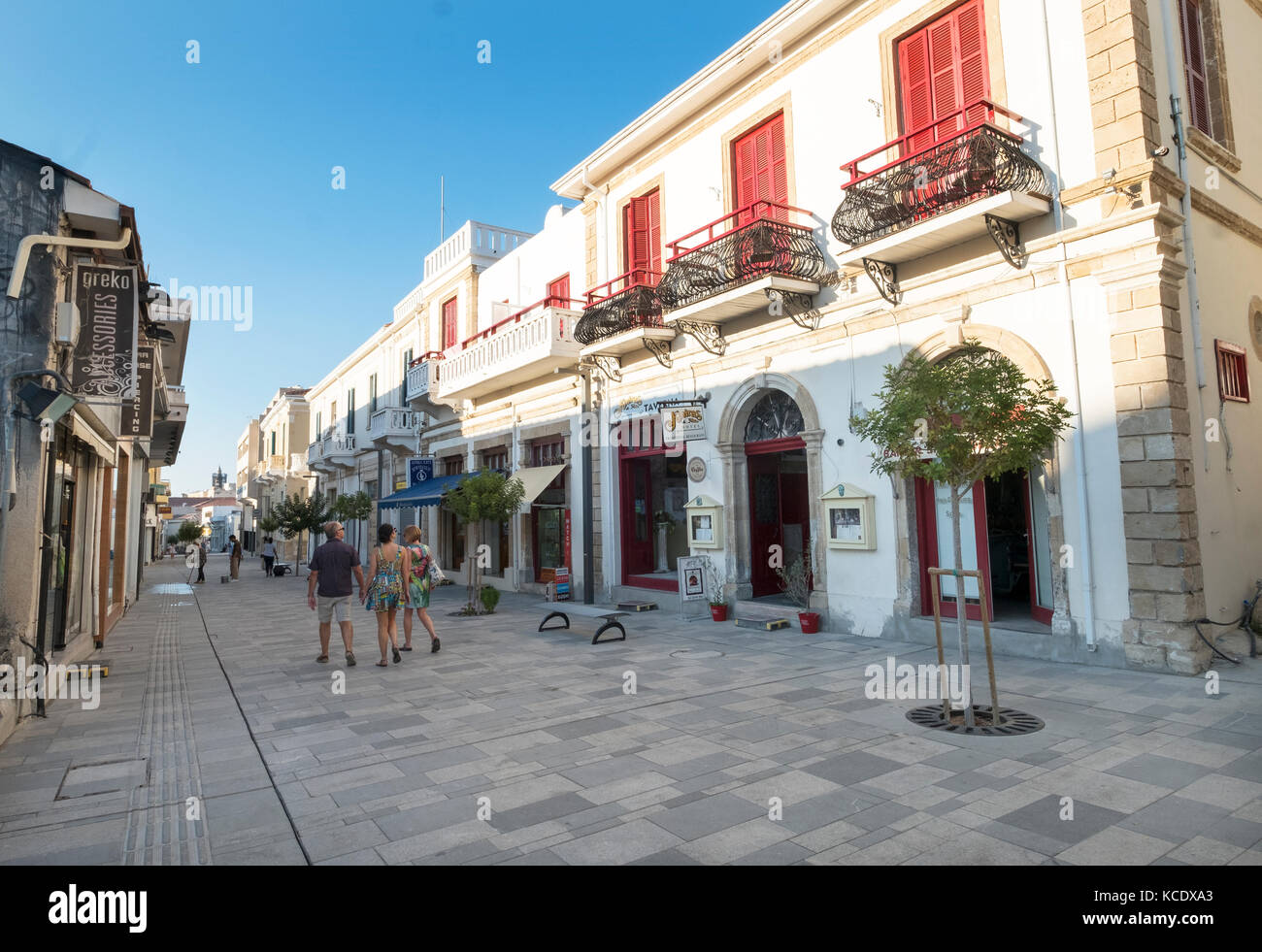 Un recente pavimentata zona pedonale in Paphos città vecchia, Cipro. Foto Stock Un recente pavimentata zona pedonale in Paphos città vecchia, Cipro. Foto Stock