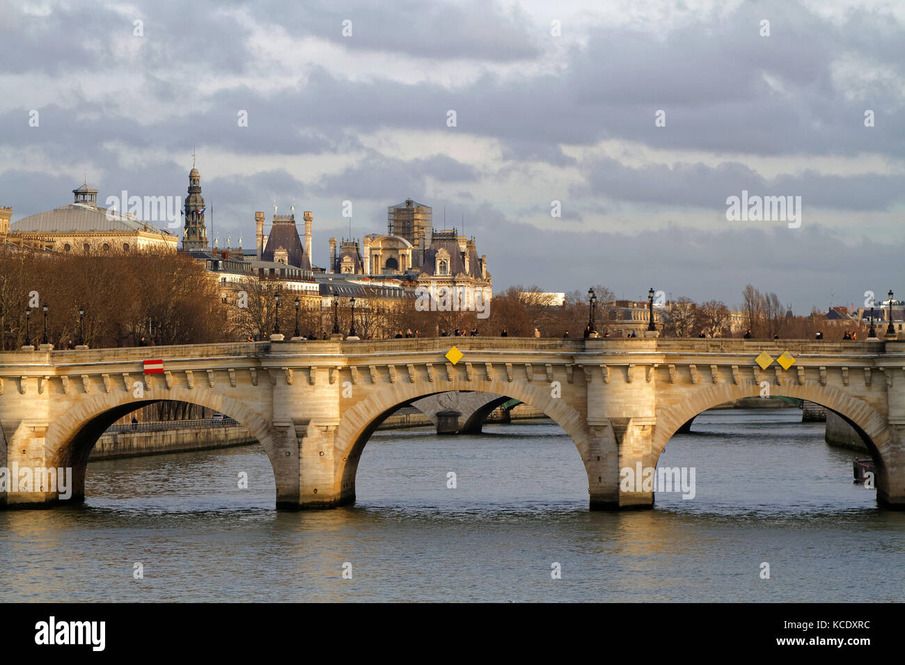 PARIGI, FRANCIA, 26 gennaio 2016 : il Pont Neuf è il più antico ponte sul fiume Senna di Parigi, Francia. Foto Stock