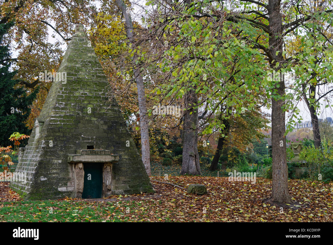 PARIGI, FRANCIA, 15 novembre 2016 : Piramide in Parc Monceau. Il parco è insolito in Francia per il suo stile inglese, con disposizione informale, camminata curva Foto Stock