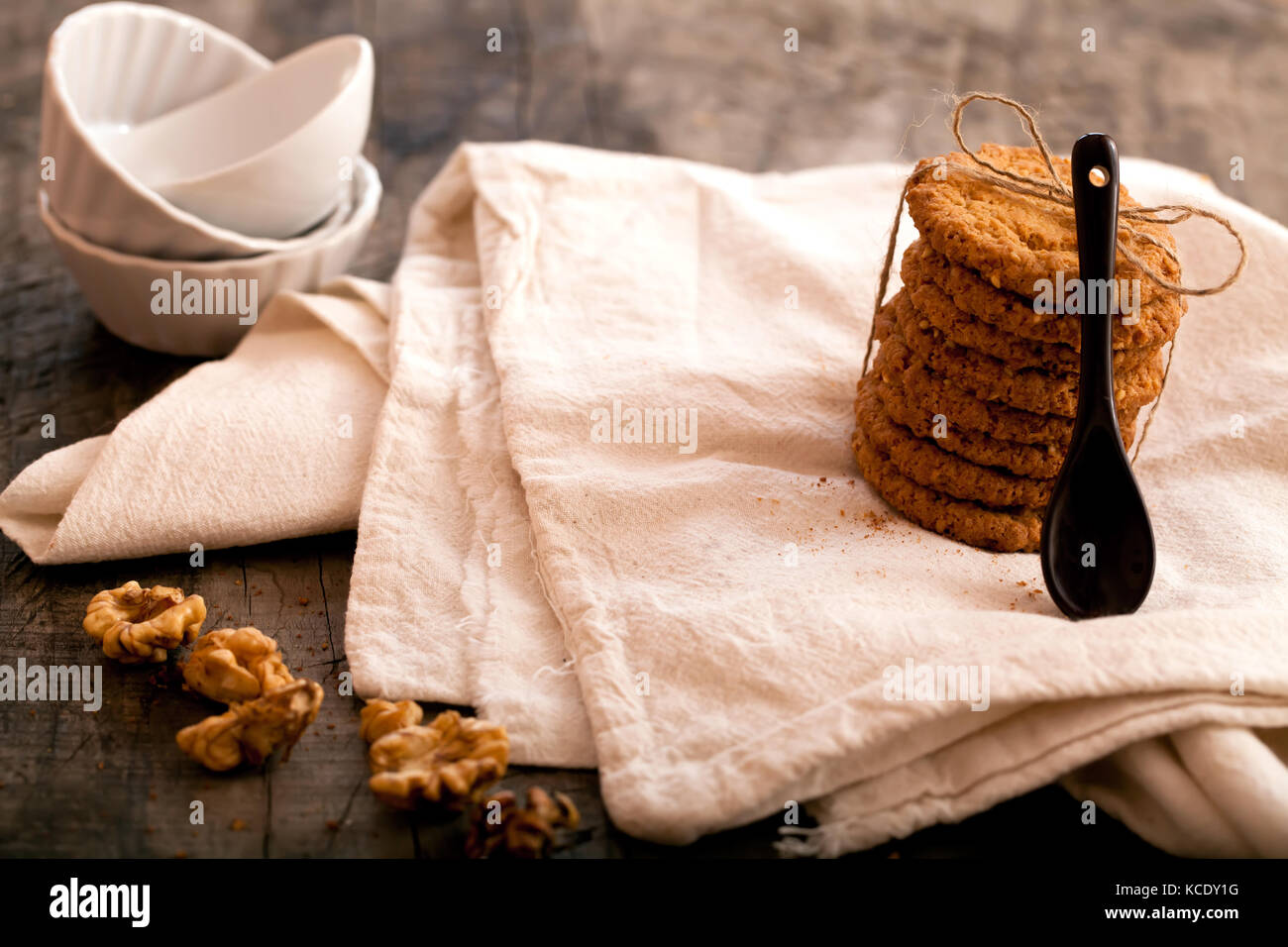 Home noci biscotti su uno sfondo di legno. zuccherini biscotti cotti al forno con noci. closeup Foto Stock