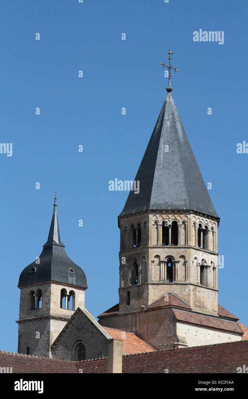 Abbazia di Cluny campanile. Cluny è il simbolo della rinascita monastica. L'abbazia fu un centro intellettuale di spicco nel Medioevo. Solo una parte su Foto Stock