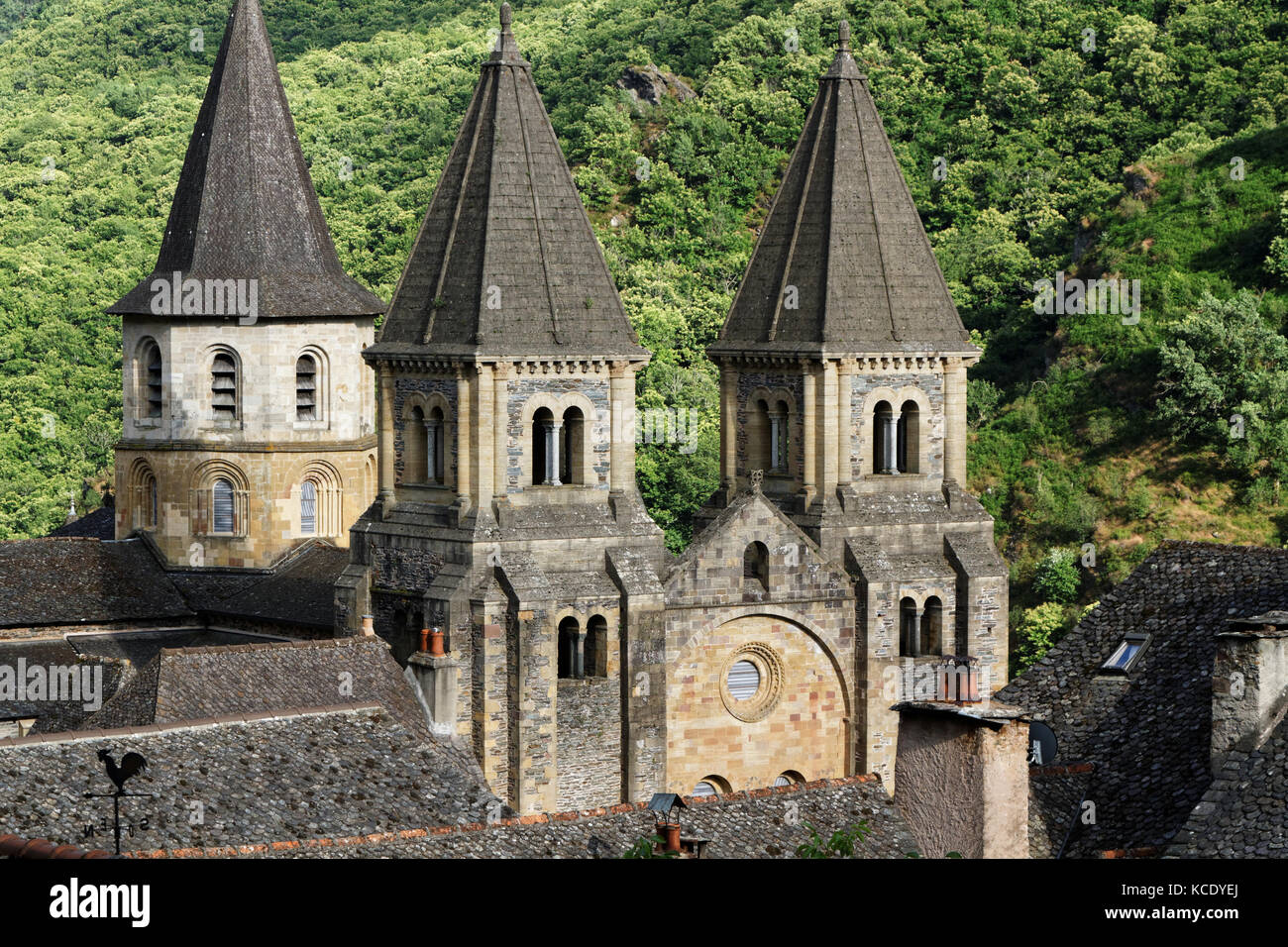 CONQUES, FRANCIA, 19 giugno 2015 : l'abbazia di St.Foy a Conques è una tappa popolare per i pellegrini che si recano a Santiago de Compostela. L'assorbimento principale per Foto Stock