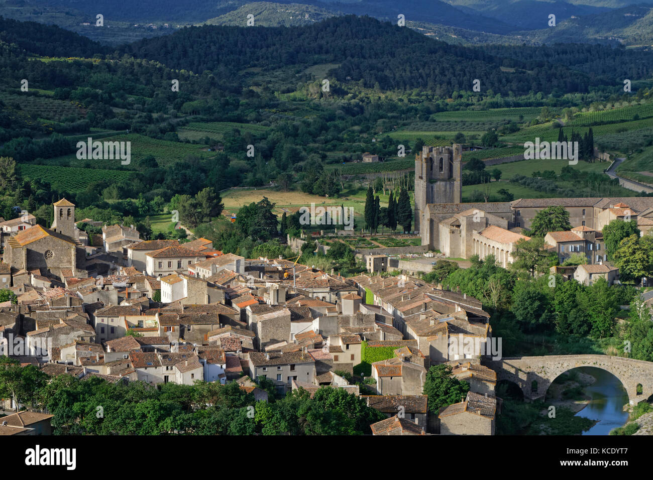 LAGRASSE, FRANCIA, 30 maggio 2016 : l'Abbazia di Santa Maria di Lagrasse è un'abbazia benedettina romanica nel borgo medievale di Lagrasse, la cui origine Foto Stock