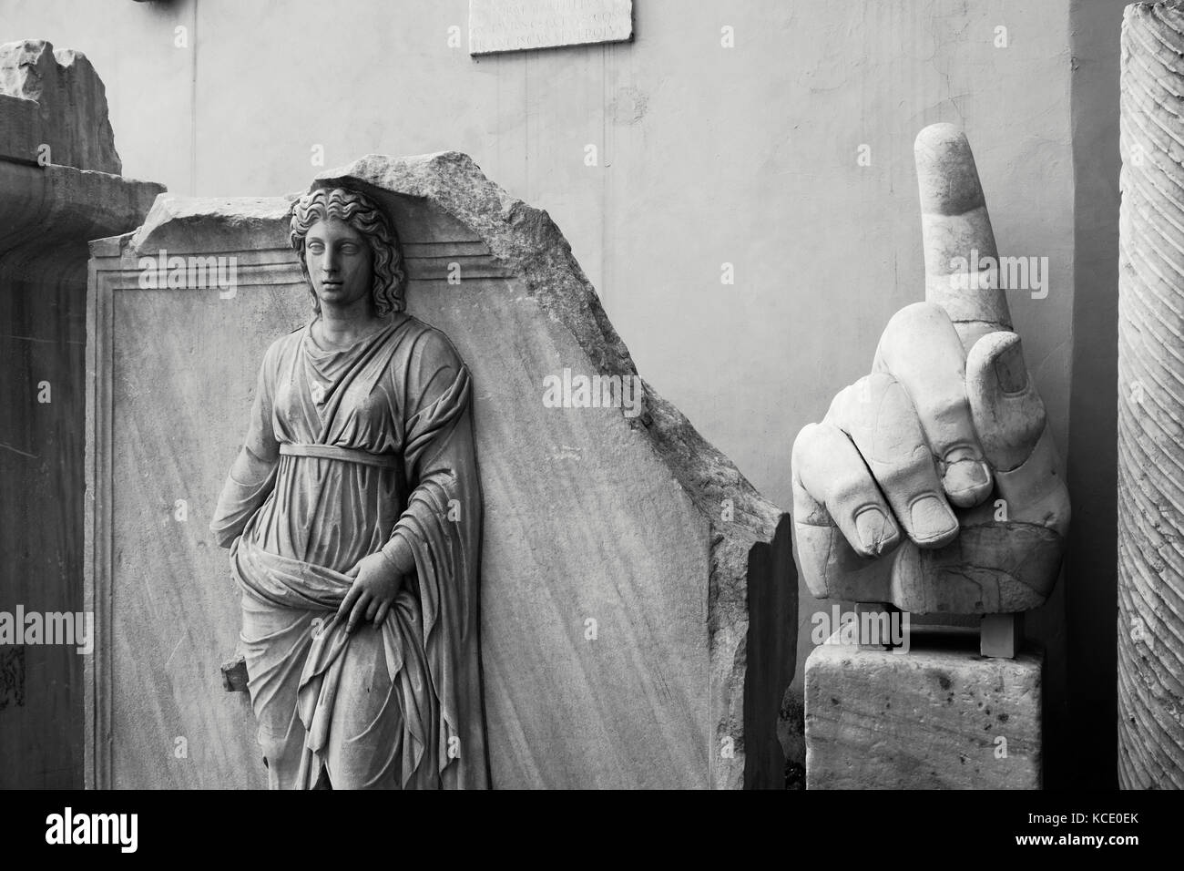 Roma. L'Italia. Frammenti scultorei nel cortile del Palazzo dei Conservatori, Musei Capitolini. Rappresentazione di una delle province romane (sinistra Foto Stock