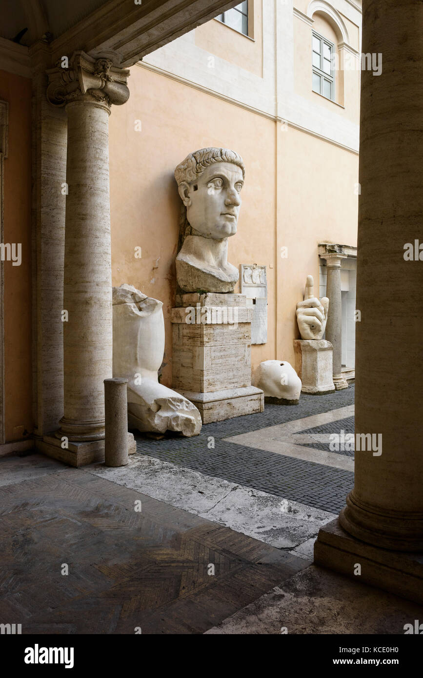 Roma. L'Italia. Resti di una colossale statua di imperatore romano Costantino I il Grande (ca. 272-74-337 AD), 313-324 d.c. Musei Capitolini. Foto Stock