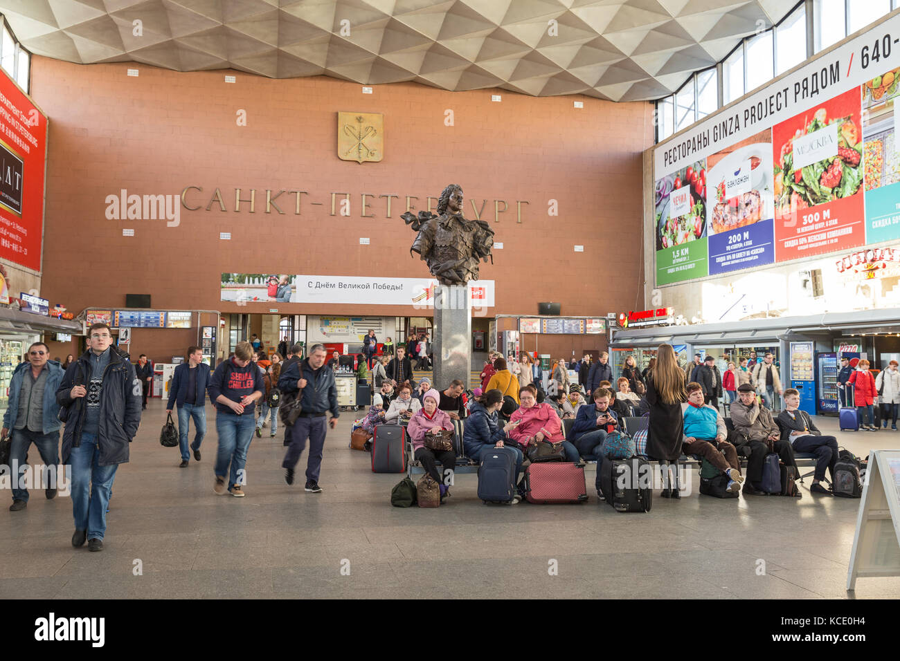 Saint-Petersburg, Russia - 05 maggio 2017: persone, passeggeri nel biglietto principale e la sala di attesa della mosca stazione ferroviaria Foto Stock