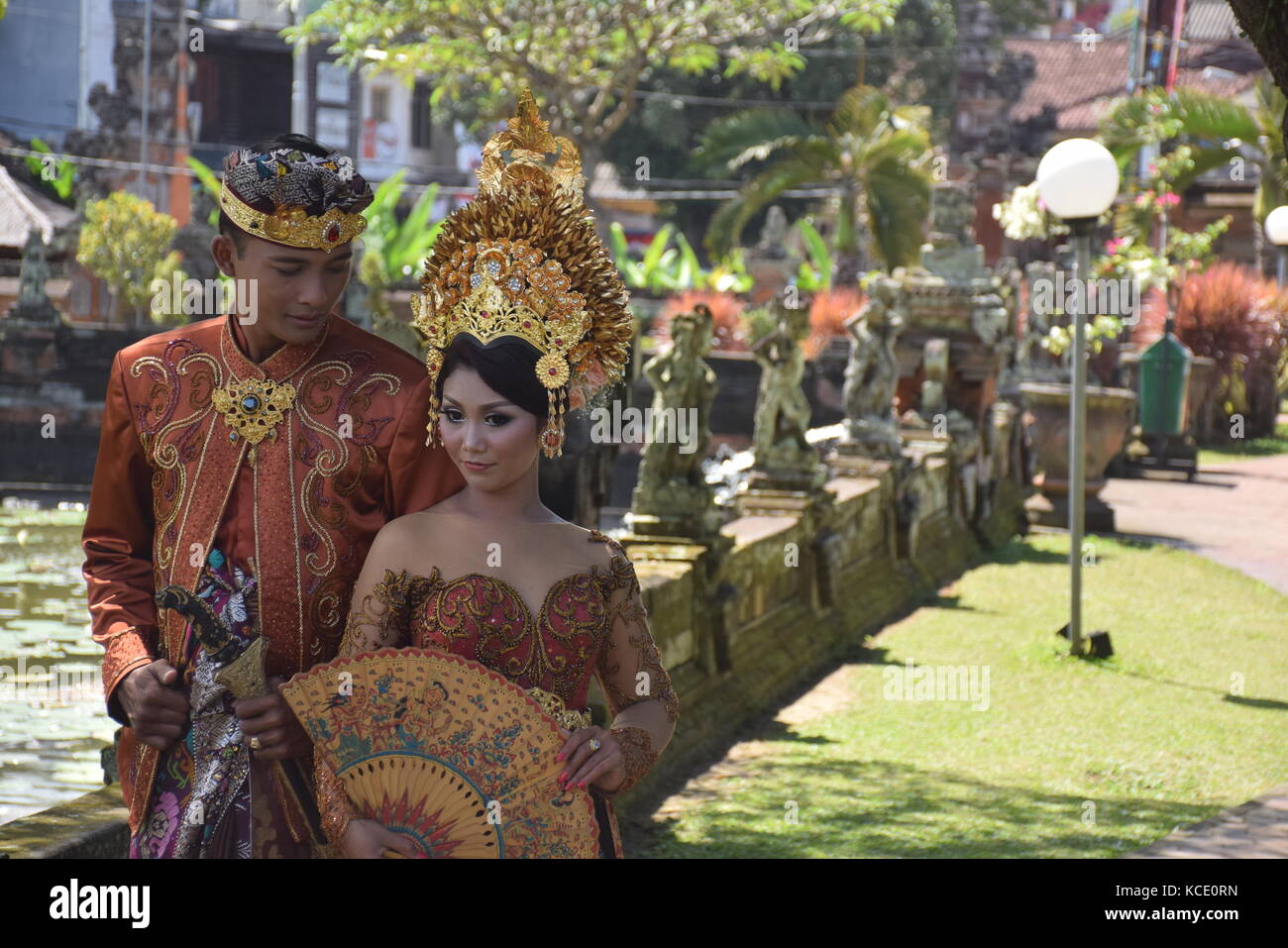 Coppia balinese in abito tradizionale prendere foto di matrimonio all'interno klungkung palace in semarapura, Bali - Indonesia Foto Stock