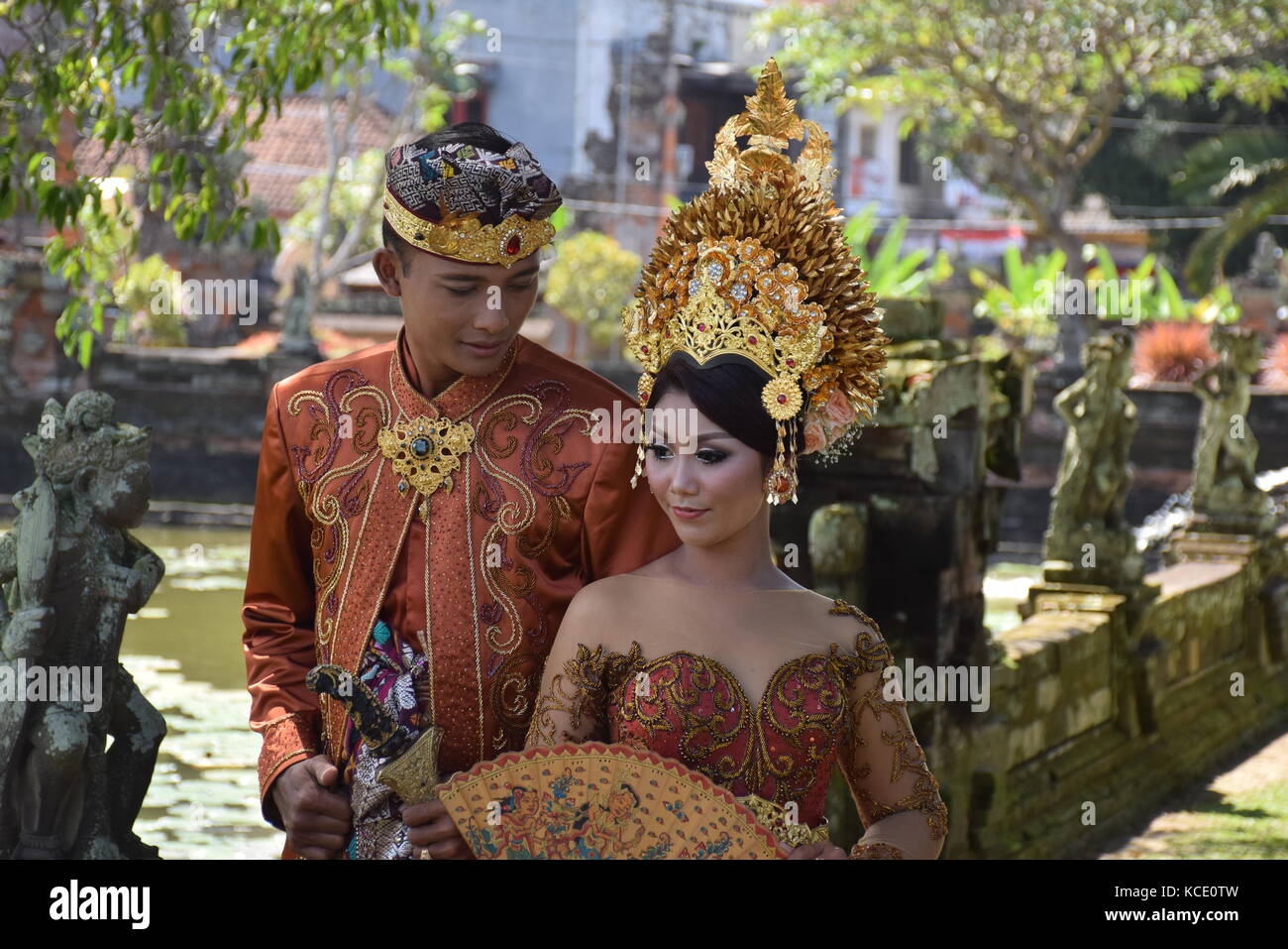 Coppia balinese in abito tradizionale prendere foto di matrimonio all'interno klungkung palace in semarapura, Bali - Indonesia Foto Stock