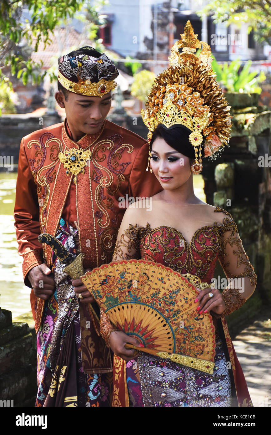 Coppia balinese in abito tradizionale prendere foto di matrimonio all'interno klungkung palace in semarapura, Bali - Indonesia Foto Stock