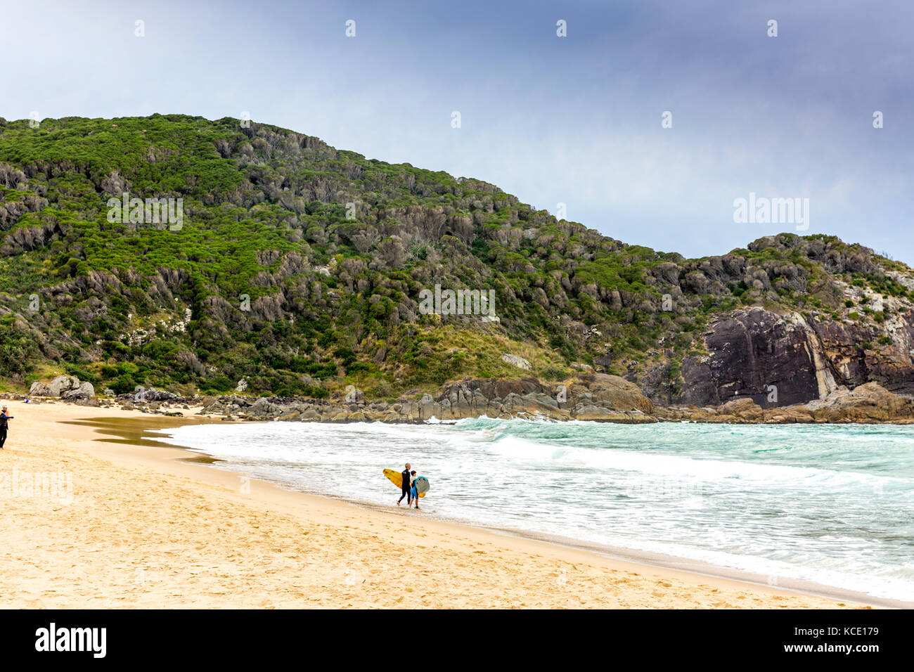 Surfisti sulla spiaggia a forma di boomerang in Pacific Palms parte di Booti Booti national park, sulla metà costa nord del Nuovo Galles del Sud, Australia Foto Stock