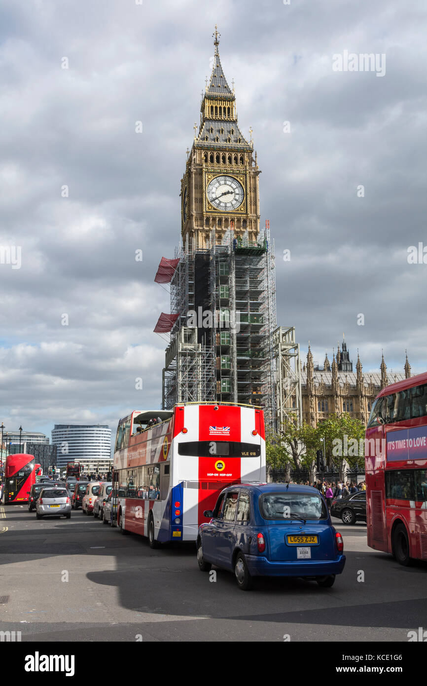 Impalcature e operai che circondano la torre di Elizabeth (Big Ben) come esso subisce il restauro Foto Stock