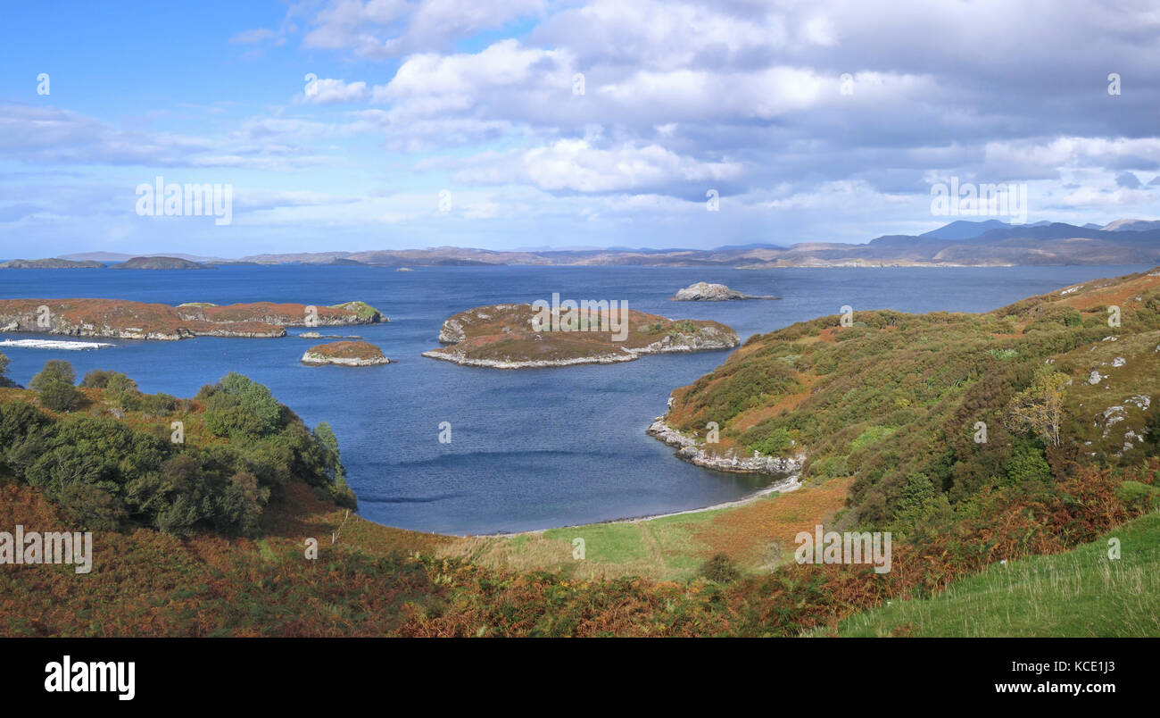 Vista delle isole offshore a Drumbeg negli altopiani occidentali della Scozia, Regno Unito. Foto Stock