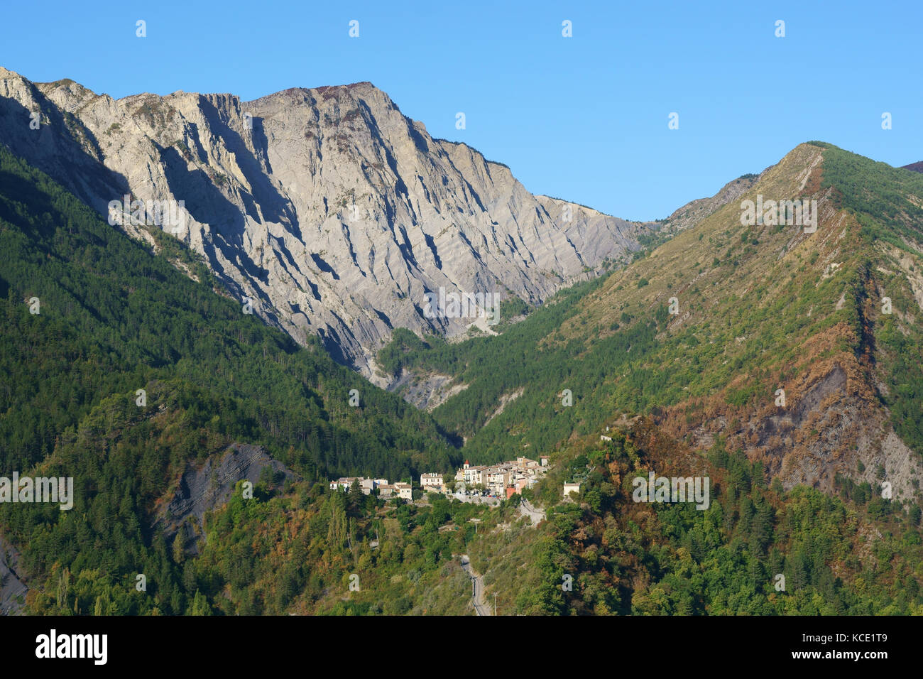 Villaggio senza pretese in un paesaggio grandioso, Montagne de Mairola (altitudine: 1596m asl) sullo sfondo. Rigaud, Alpi Marittime, Francia. Foto Stock