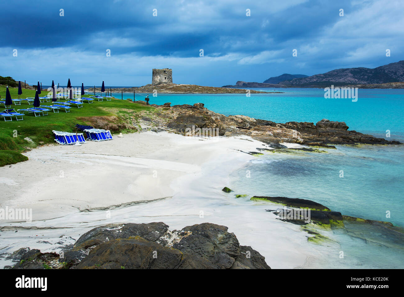 Vista sulla spiaggia della Pelosa in Sardegna, con la torre della Pelosa e l'isola piana sullo sfondo Foto Stock