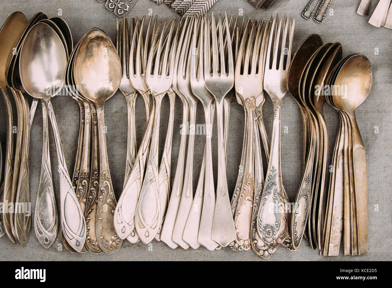 Set di retrò, vecchio, vintage posate cucchiai e forchette su sfondo grigio. vista superiore Foto Stock