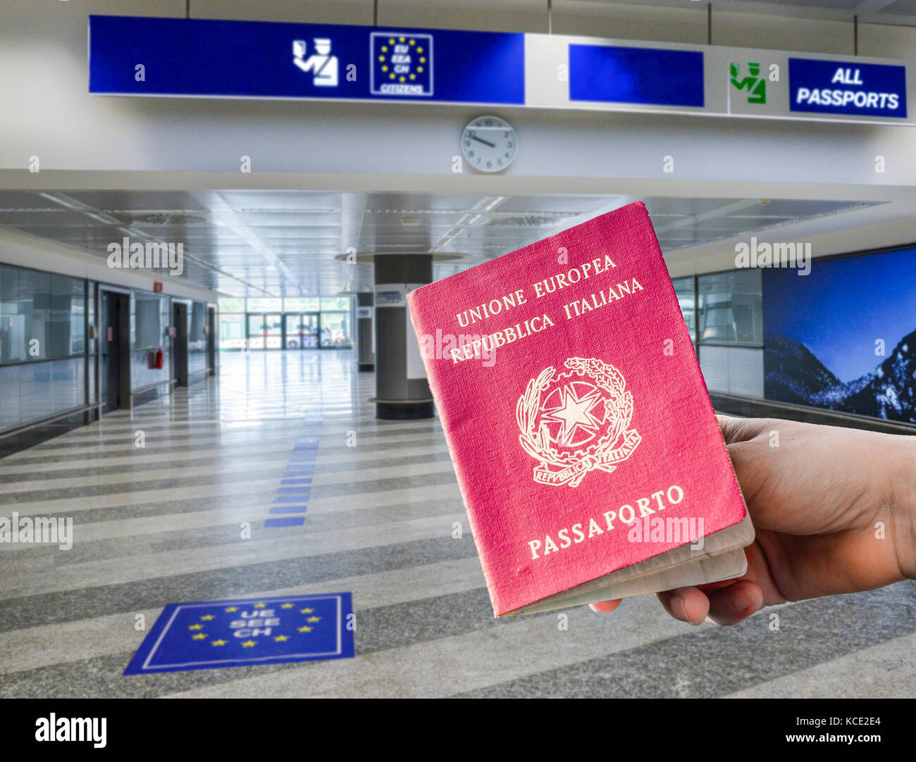 Persona in possesso di passaporto italiano in airport area controllo passaporti, composito digitale Foto Stock