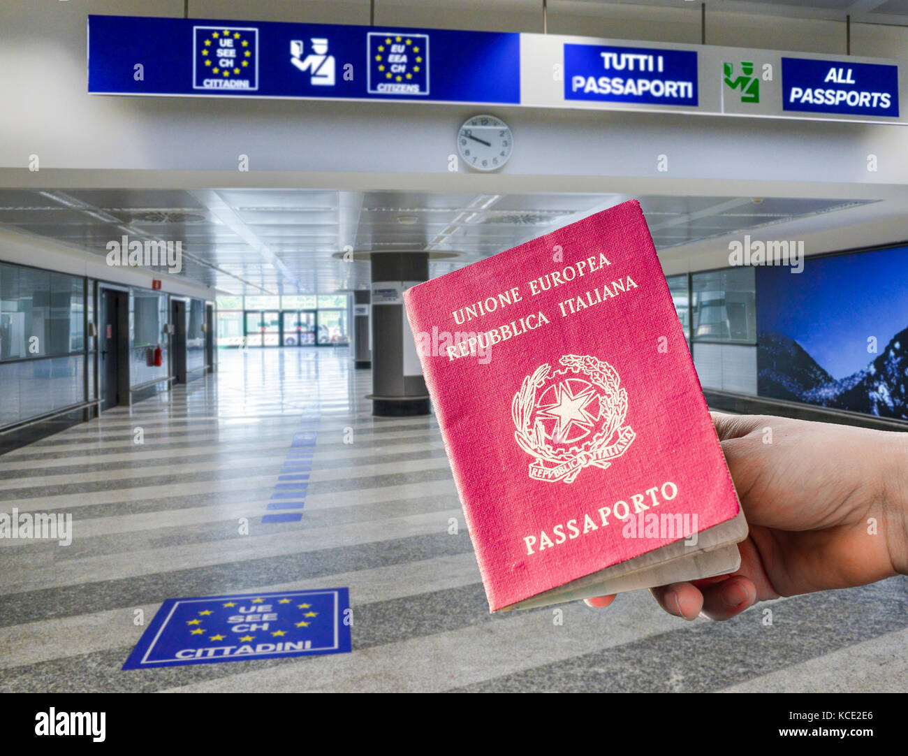Persona in possesso di passaporto italiano in airport area controllo passaporti, composito digitale Foto Stock