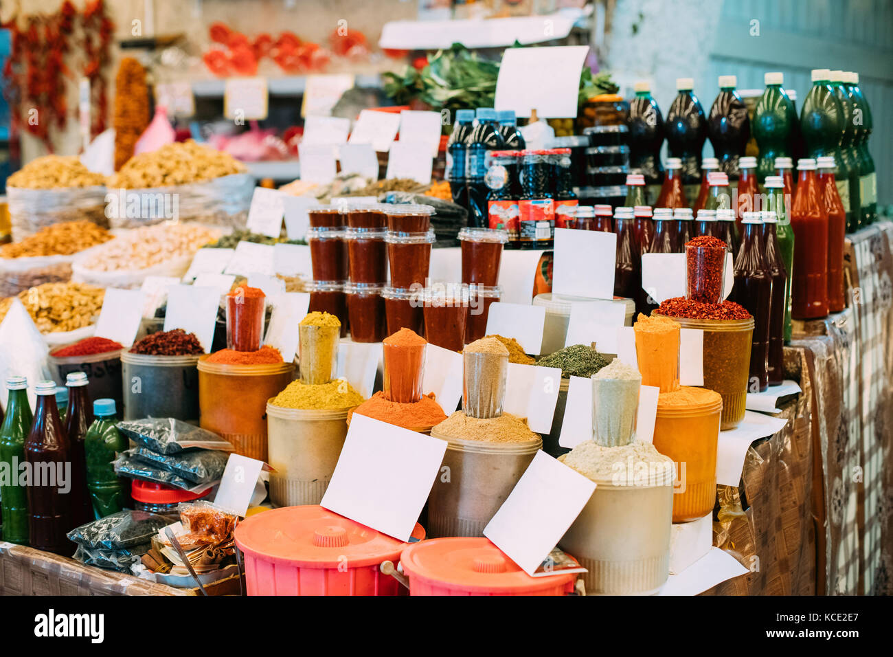 Tbilisi, Georgia. ajika, condimento, spezie profumate erbe aromatiche. khmeli suneli, svanetian sale, utskho suneli, zafferano e altri sul cibo locale ma Foto Stock