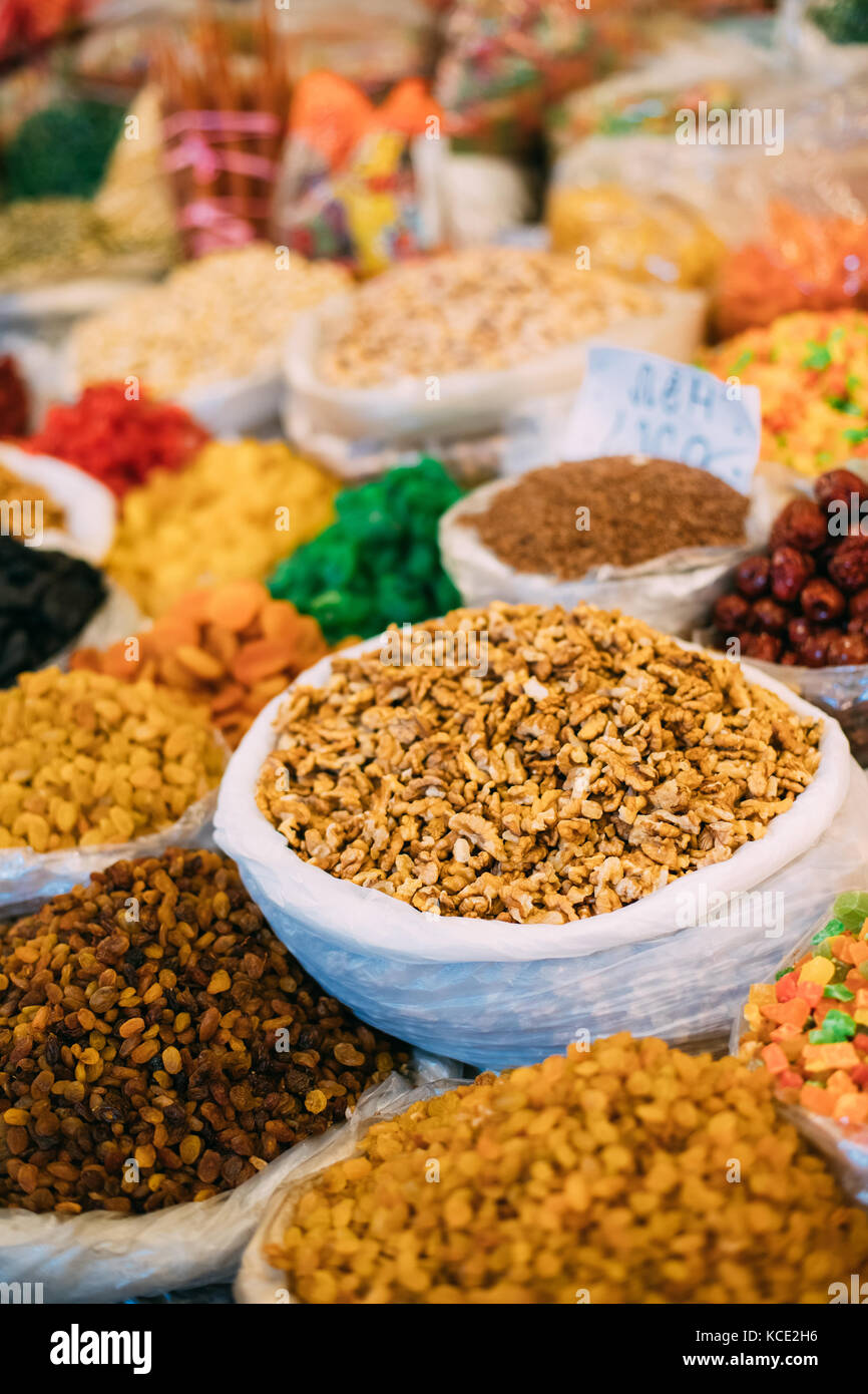 Tbilisi, Georgia. vista di persico inglese Noce comune (Juglans regia), succade e frutta secca in sacchi sulla vetrina del locale mercato alimentare. Foto Stock