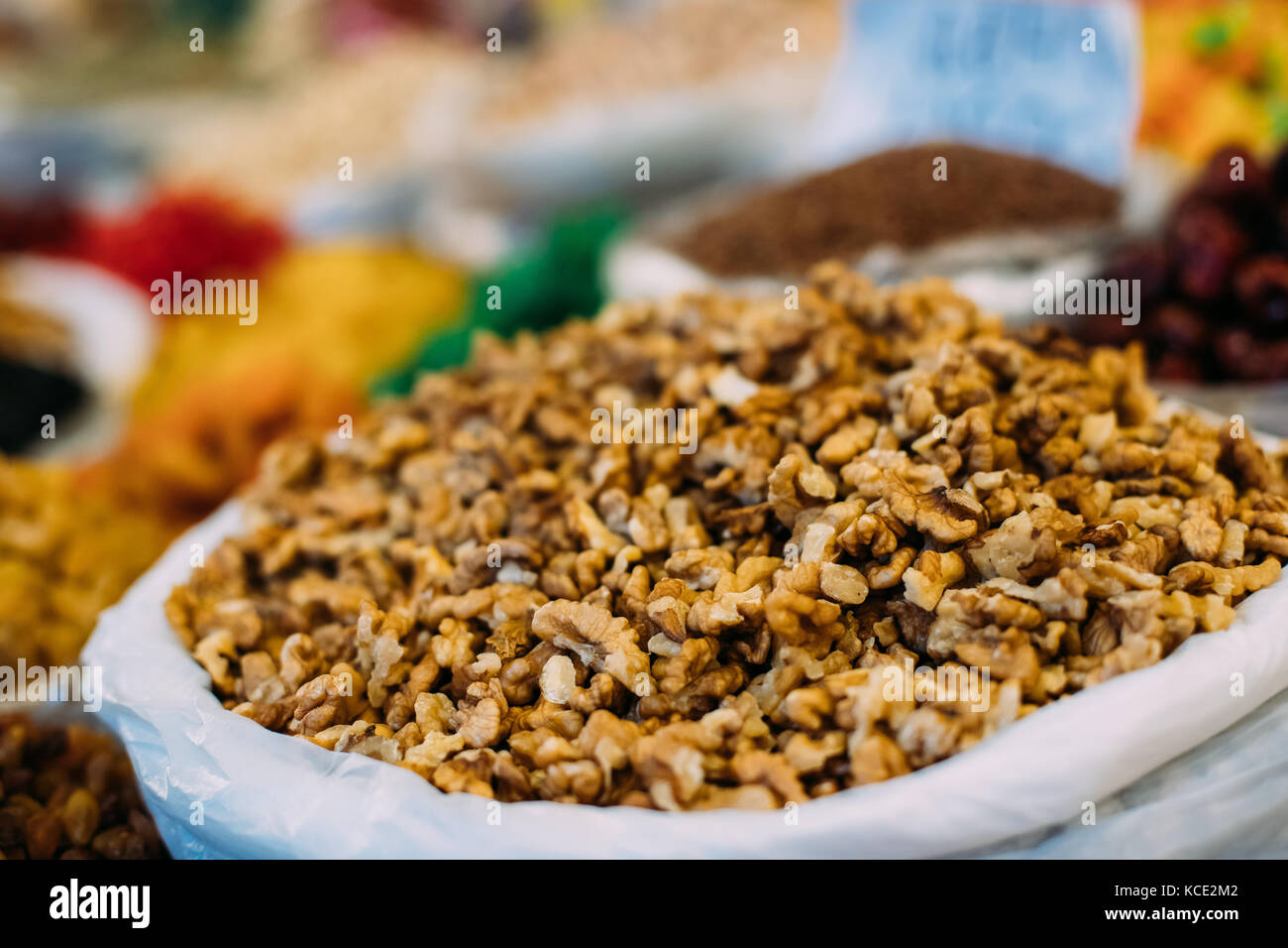 Tbilisi, Georgia. Chiudere la vista di persico inglese Noce comune (Juglans regia) nel sacchetto sulla vetrina del locale mercato alimentare. Foto Stock