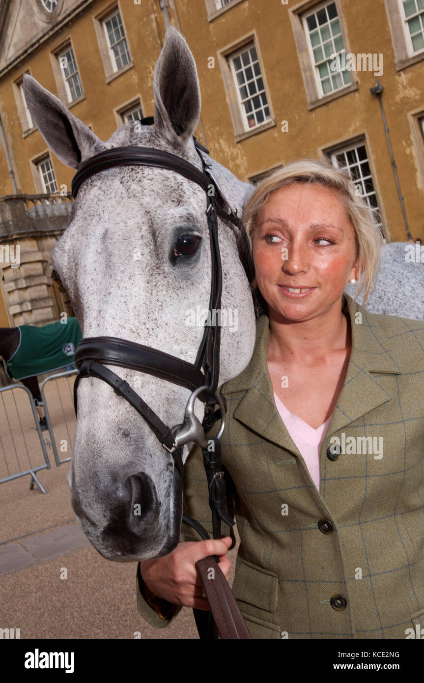 Phoebe Buckley, tre giorno eventer, con il suo cavallo "frosty" a Badminton Horse Trials. Foto Stock