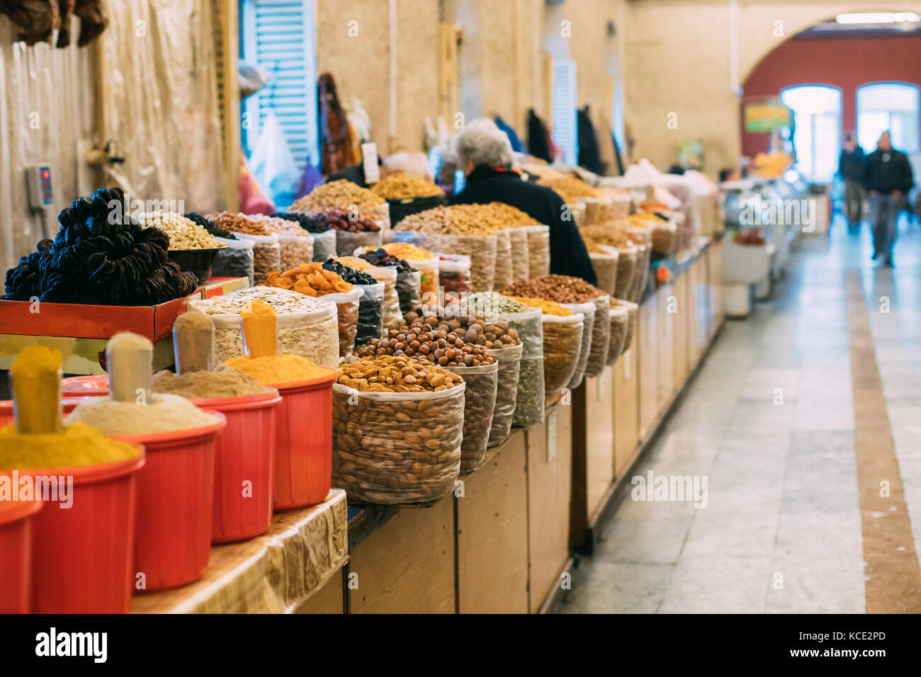 Tbilisi, Georgia. market bazar contatore abbondanti di fragranti spezie, erbe aromatiche, frutta secca e noci in vendita. Foto Stock