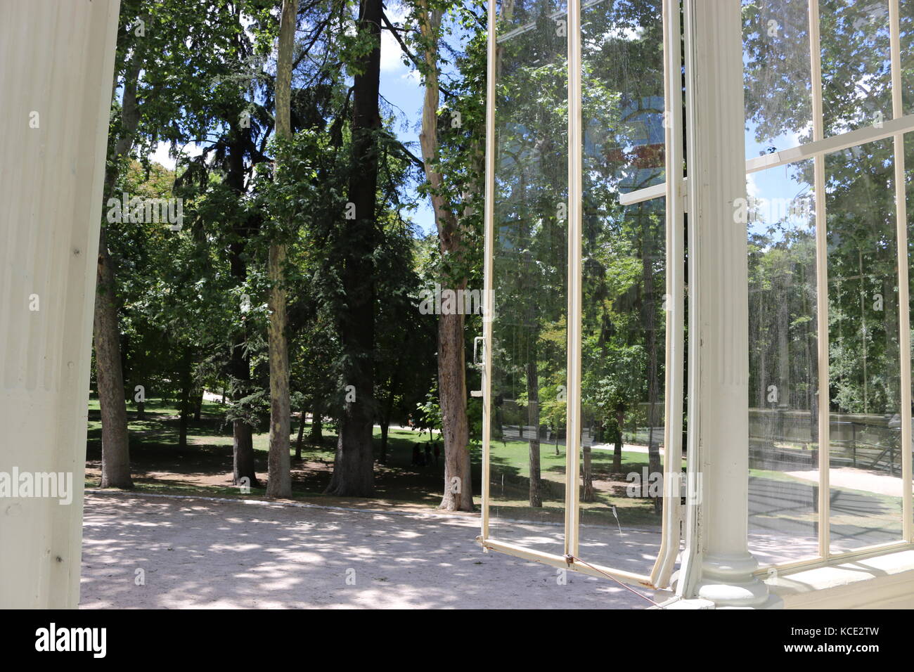 Uno sguardo al di fuori del palazzo di cristallo finestra, Madrid Foto Stock