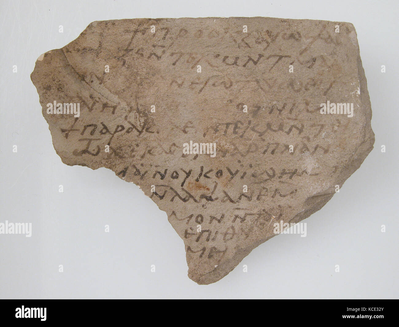 Ostrakon, settimo secolo, realizzato in epoca bizantina Egitto copto, calcare con inchiostro iscrizione, 3 15/16 x 3 1/16 in. (10 x 7,7 cm Foto Stock