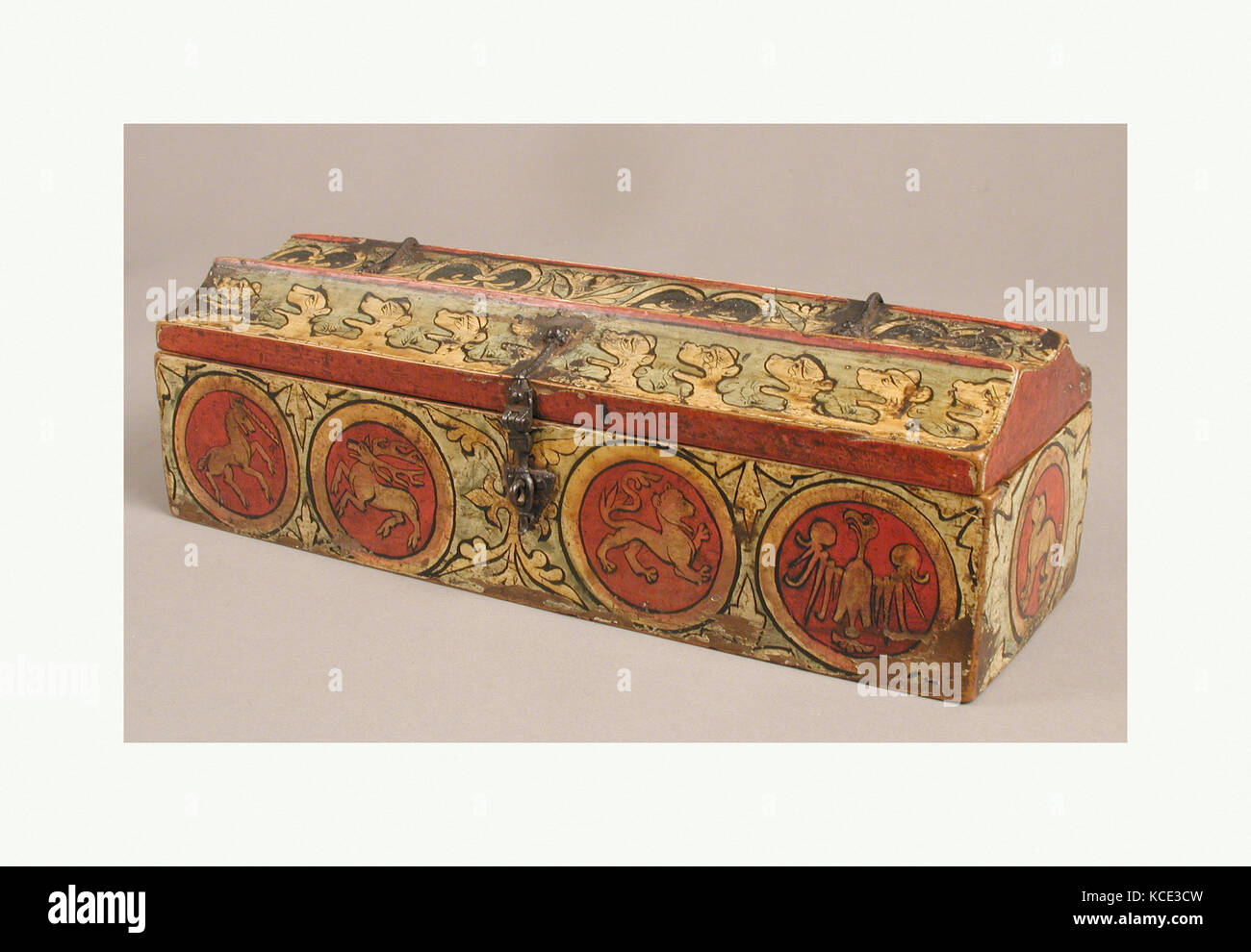 Scatola dipinta per i pezzi di gioco, ca. 1300, realizzata in Alto Reno, Germania, Tedesco, legno, policromia e supporti di metallo, globale Foto Stock