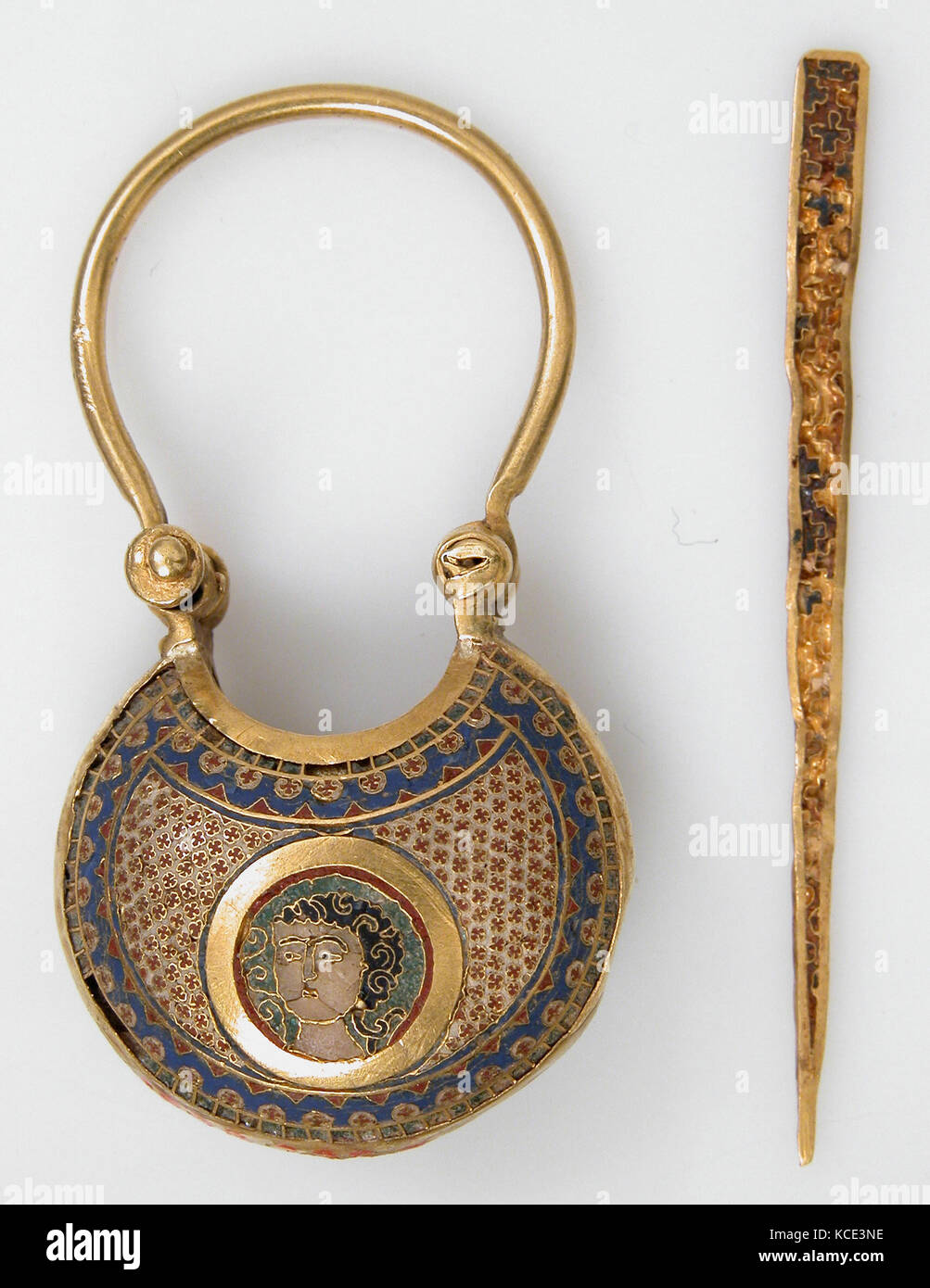 Tempio pendente e stick, ca. 1080-1150, realizzata a Costantinopoli, bizantino, smalto cloisonné, oro, complessivo: 1 15/16 × 15/16 in Foto Stock