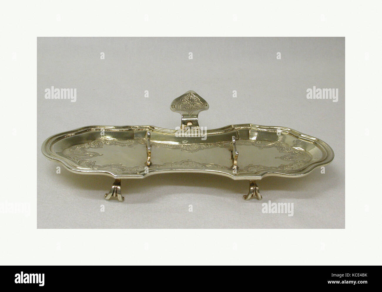 Stand, ca. 1743-45, Tedesco, Augsburg, argento dorato, complessivo: H. 1 3/16 x W. 7 1/16 x D. 4 3/8 in. (3 x 17,9 x 11,1 cm), lamiera Foto Stock