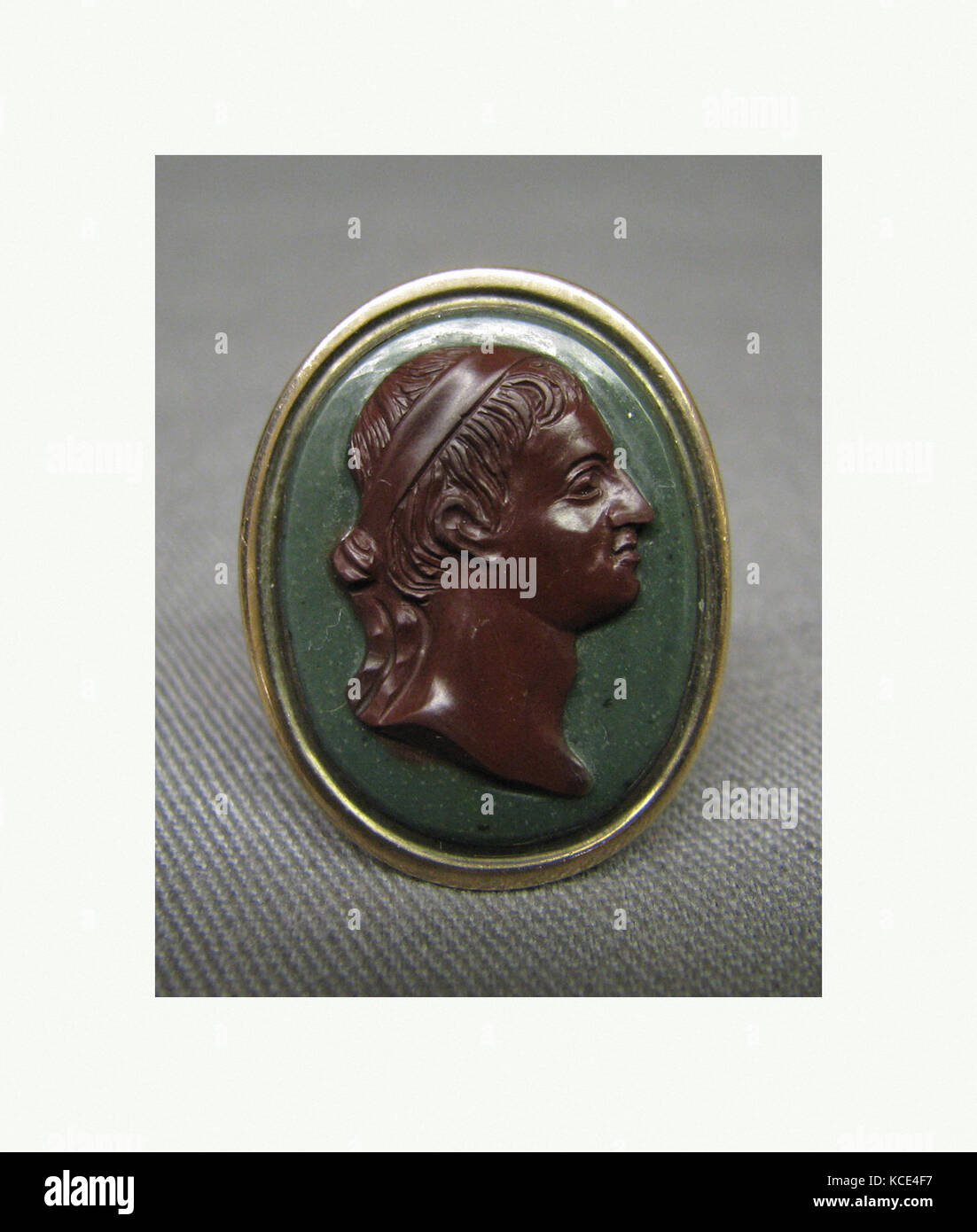 Capo di un eroe che indossa un filetto, 1777, Europeo, Jasper, gold mount, cameo: 15/16 × 3/4 × 1 a. (2,4 × 1,9 × 2,5 cm), lapidaria Foto Stock