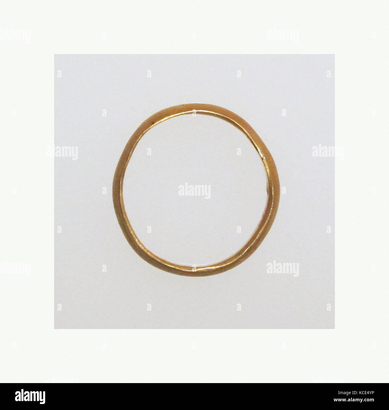 Anello con cerchiatura solido, oro, diametro: 13/16 in. (2 cm), oro e  argento Foto stock - Alamy