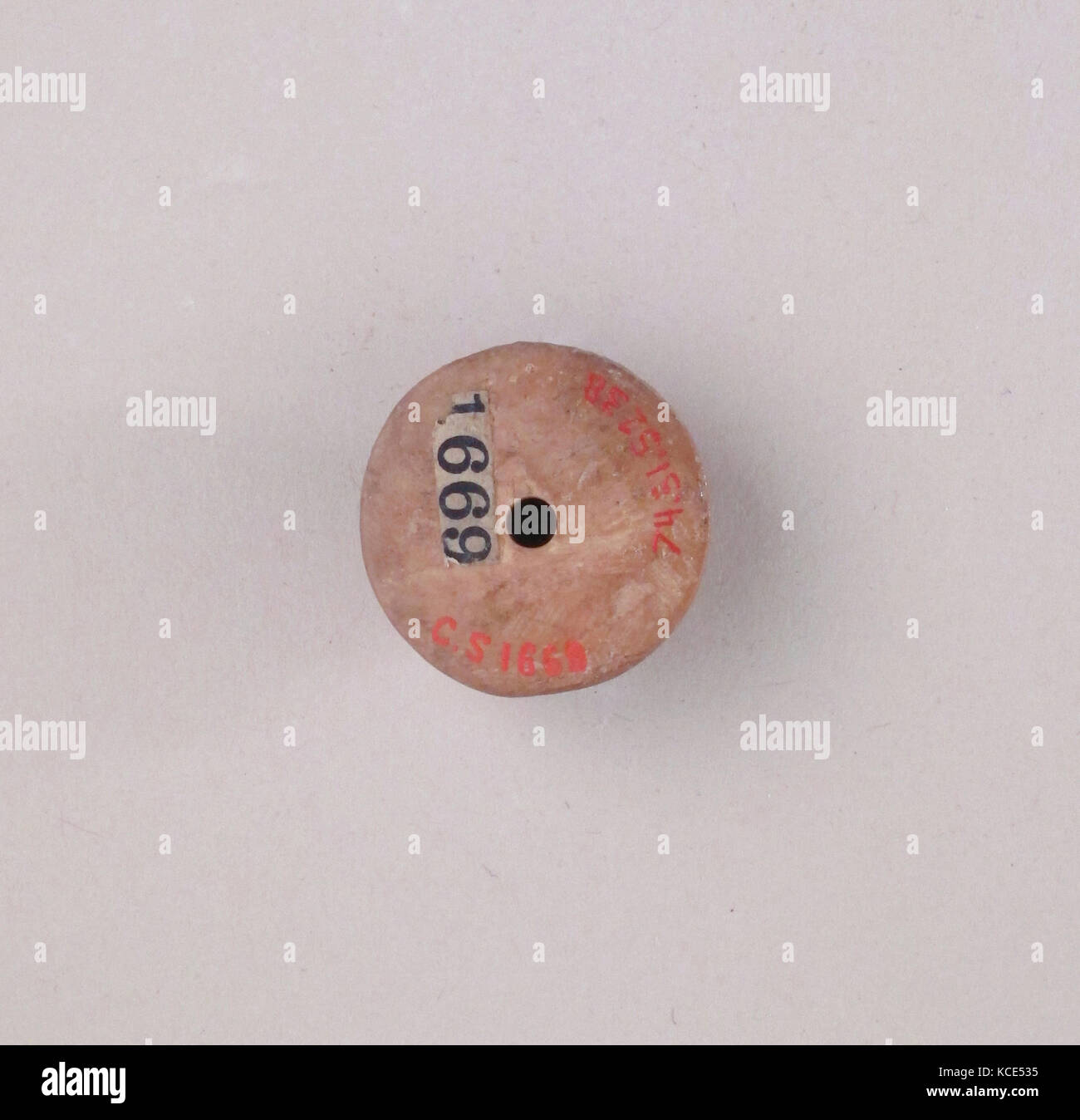 Mandrino whorl, cipriota, osso ?, diametro: 13/16 in. (2,1 cm Foto Stock