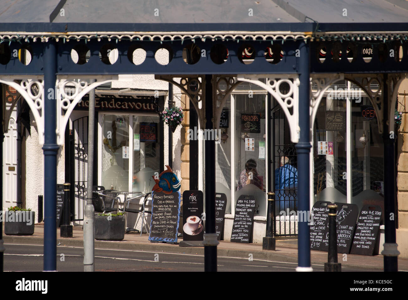 Negozi e pesce e Chip shop, Newbiggin-per-il-Mare, Northumberland Foto Stock