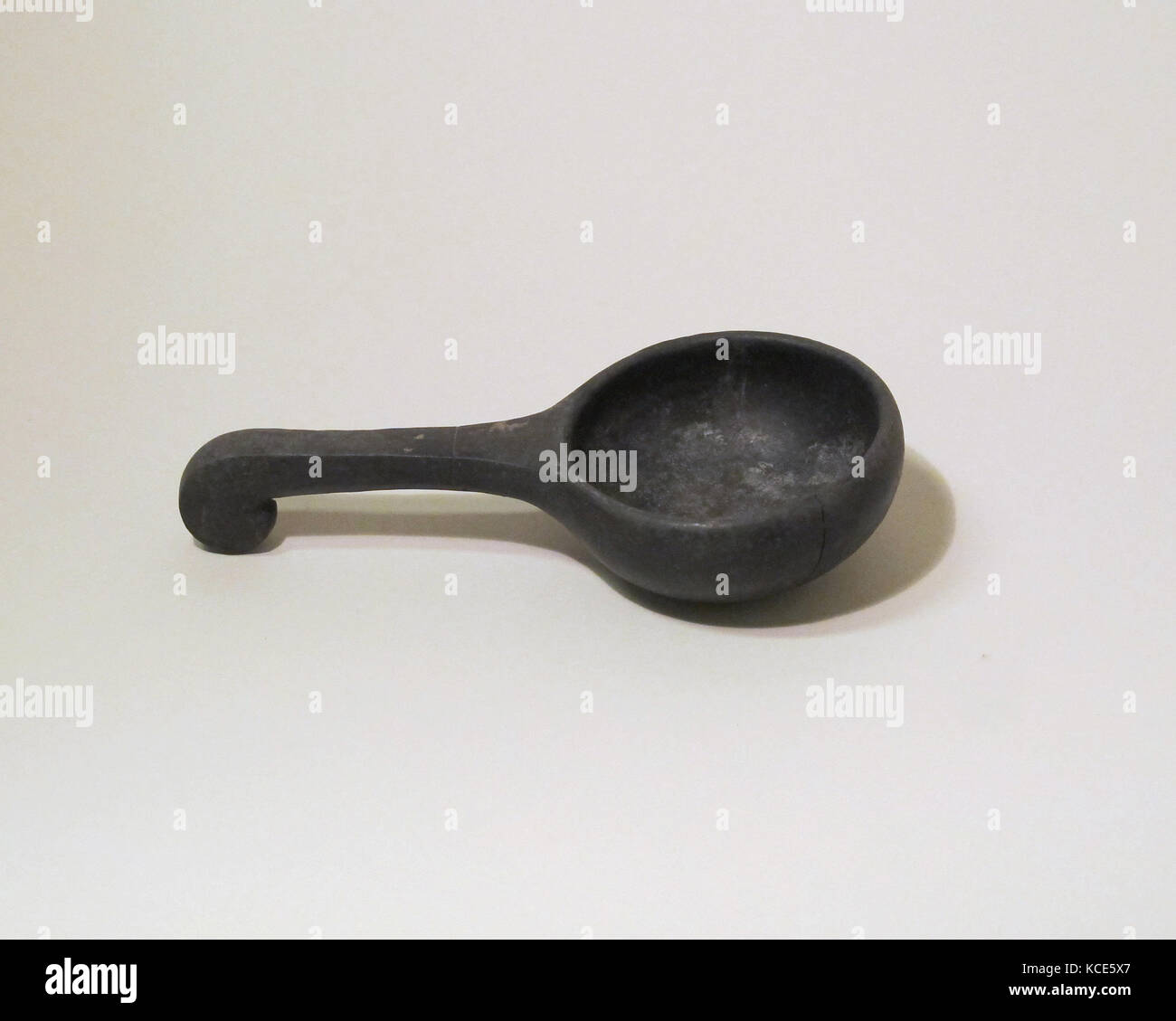 Movimento dei Focolari cucchiaio, arcaico, seconda metà del VI secolo A.C., etrusca, terracotta; bucchero, Altri: 5 7/8a. (14.9cm), vasi Foto Stock