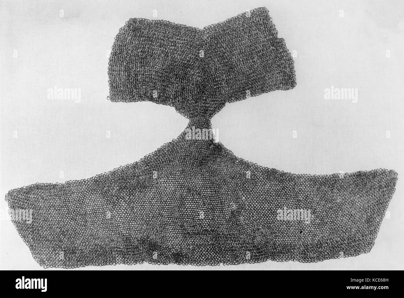 Brayette e natica difesa, XVI secolo, Tedesco, acciaio, H. 25 3/16 in. (64,0 cm); W. 46 a. (117 cm); Diam. (Esterno) di Foto Stock