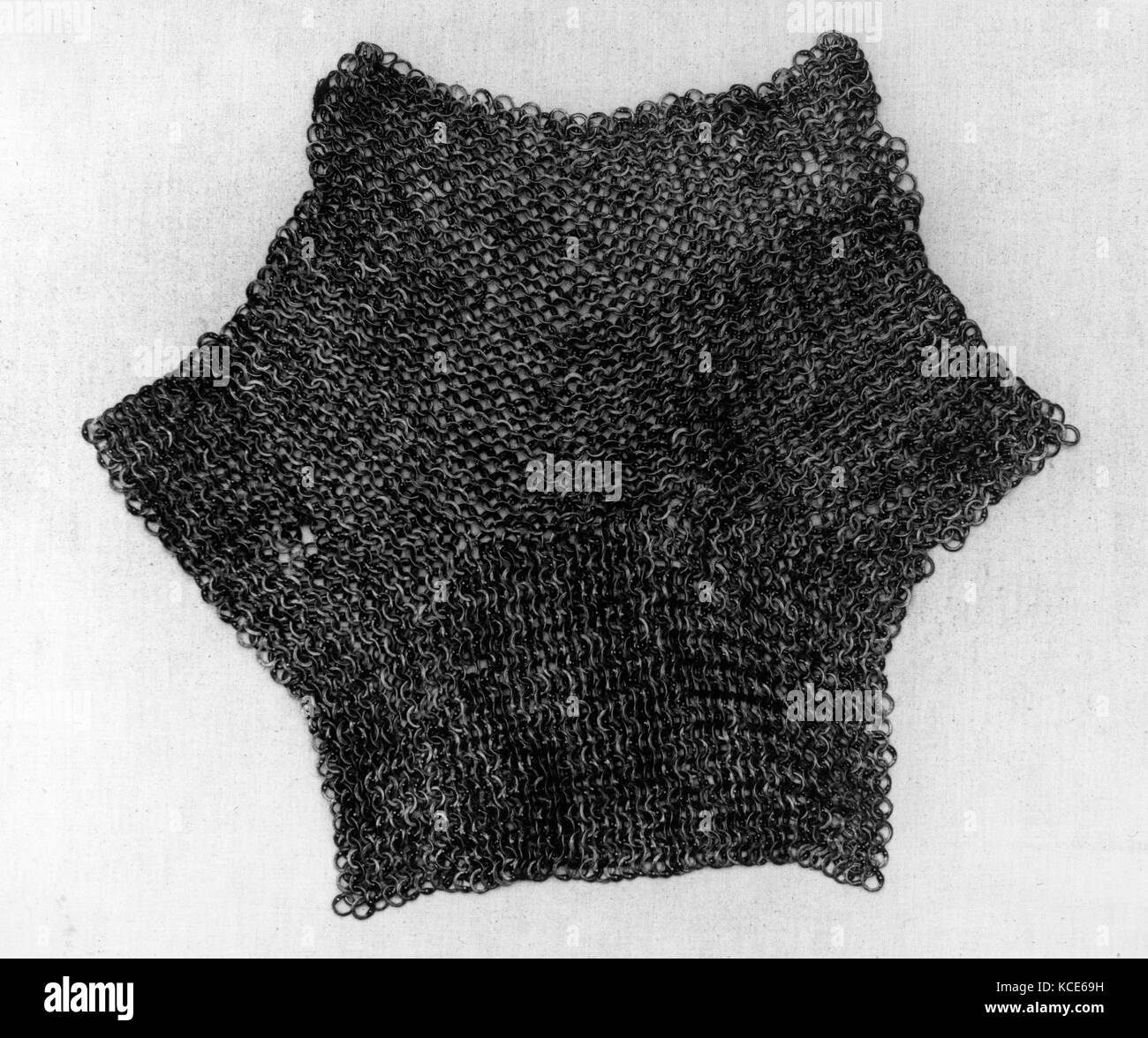 Ascella difesa, XVI secolo, Tedesco, acciaio, H. 10 5/8 in. (27 cm); W. 11 a. (28 cm); Diam. (Esterno) di collegamenti 13/32 in. (10,8 Foto Stock