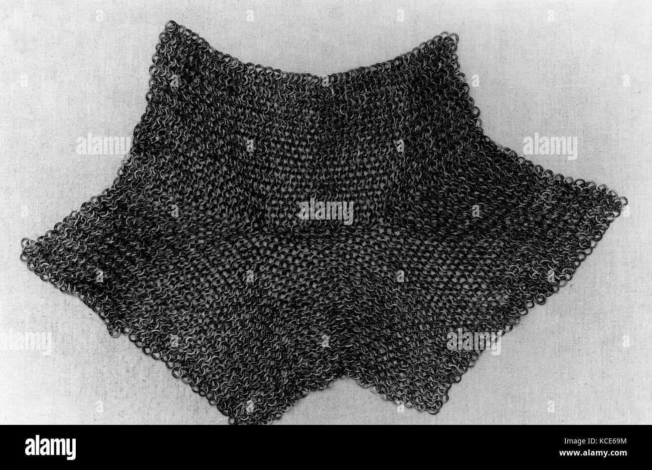 Ascella difesa, XVI secolo, Tedesco, acciaio, H. 10 5/8 in. (27,0 cm); W. 9 13/16 in. (25,0 cm); Diam. (Esterno) di collegamenti 3/8 in Foto Stock