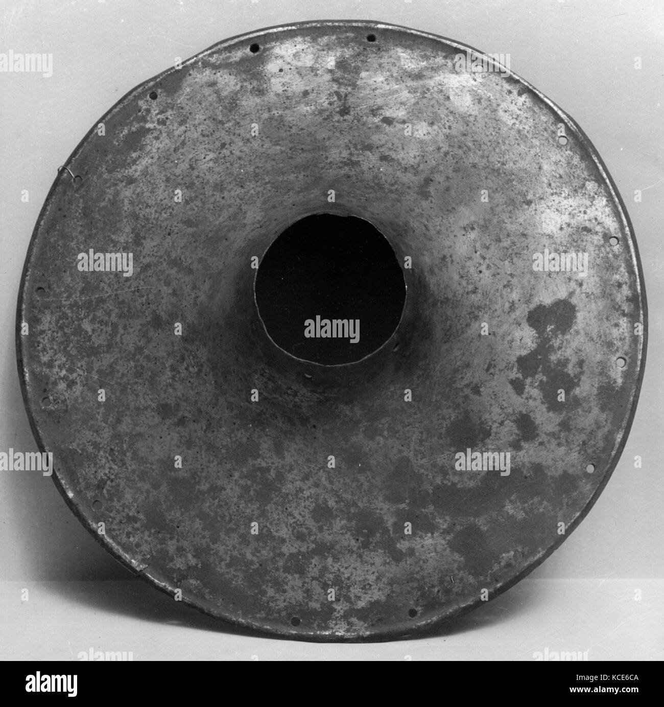 Vamplate, XVI secolo, Tedesco, acciaio, H. 3 5/16 in. (8,4 cm); Diam. 11 9/16 in. (29,4 cm); Diam. di apertura della lancia 2 5/8 in. (6 Foto Stock