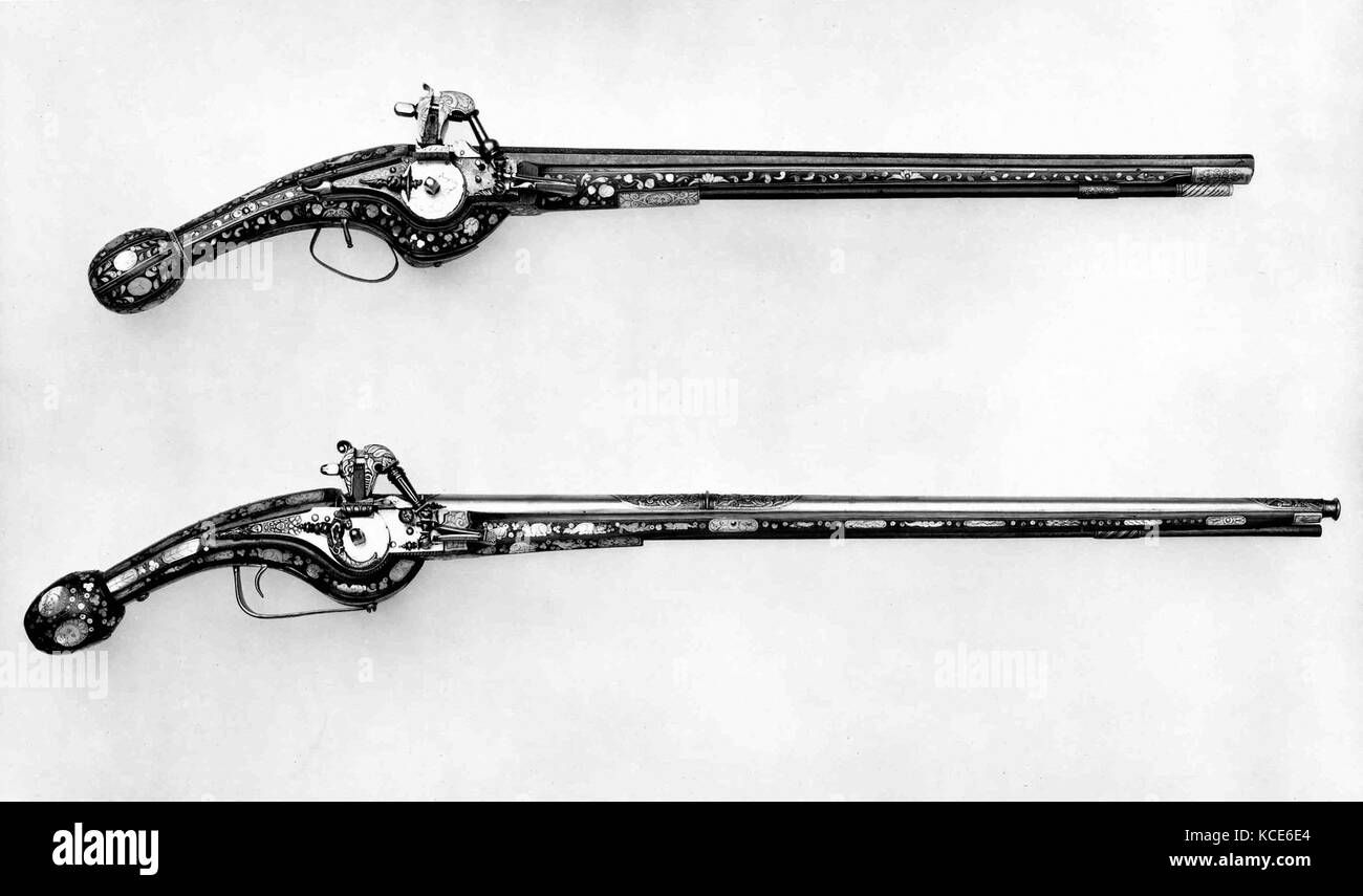 Pistola Wheellock, ca. 1600-1610, francese, acciaio, legno (acero), madreperla, ottone, oro, L. 32 1/8 in. (81,6 cm Foto Stock