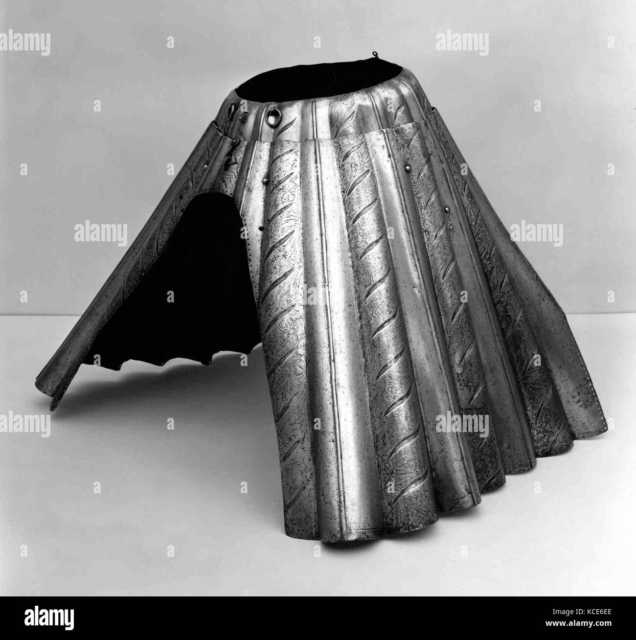 Armored mantello (Base), ca. 1510-15, Innsbruck, austriaca, Innsbruck, acciaio, oro, D. 1/16 in. (0,2 cm); Wt. 12 lb. 14 oz. (5840 g Foto Stock