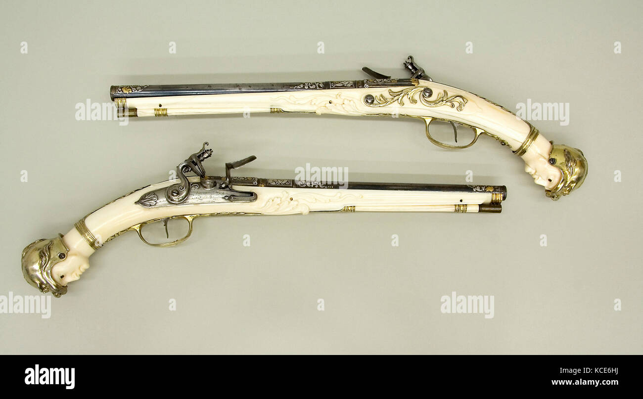 Coppia di Flintlock Pistols, ca. 1675-85, Aquisgrana, Netherlandish meridionale, Aachen, acciaio, oro, argento, avorio Foto Stock