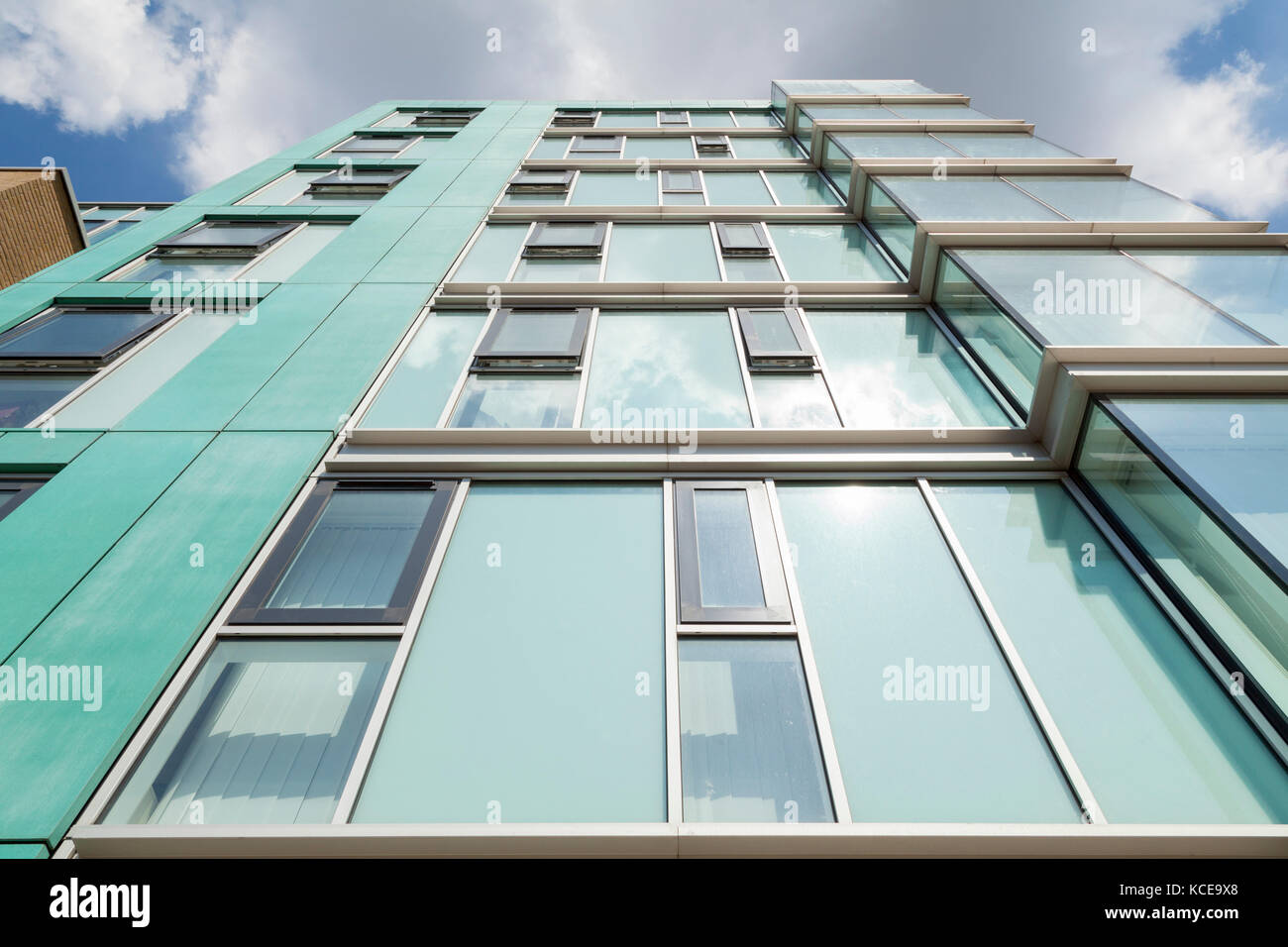 Windows e la facciata. illumina casa, proprietà condivisa, a basso tenore di carbonio per lo sviluppo di alloggiamento, wandsworth business village, Londra. Foto Stock