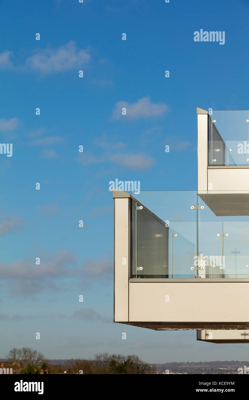 Il balcone di ogni camera floating contro il cielo. Foto Stock