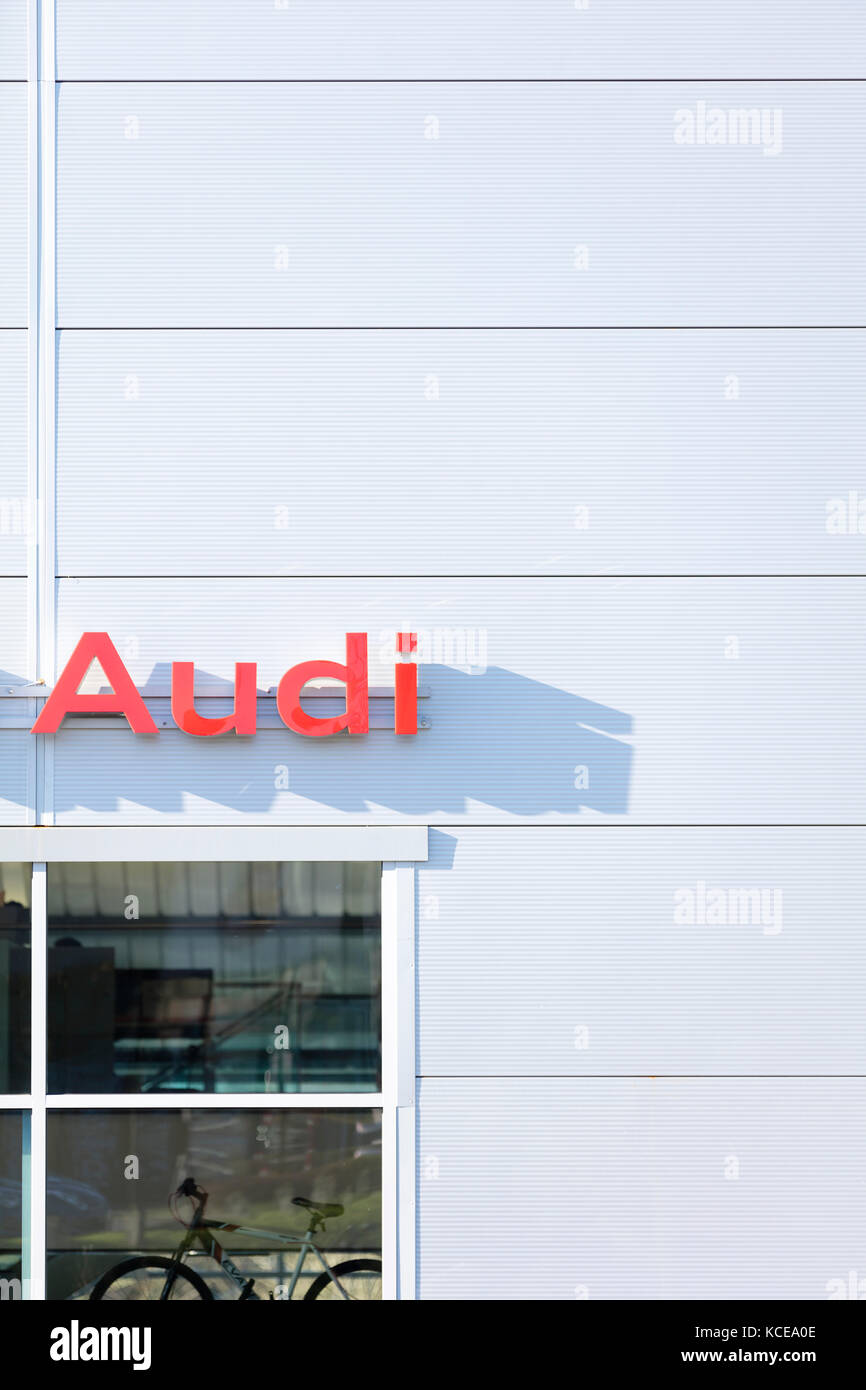 Dettaglio del logo sulla facciata della Audi showroom in Plymouth. Foto Stock