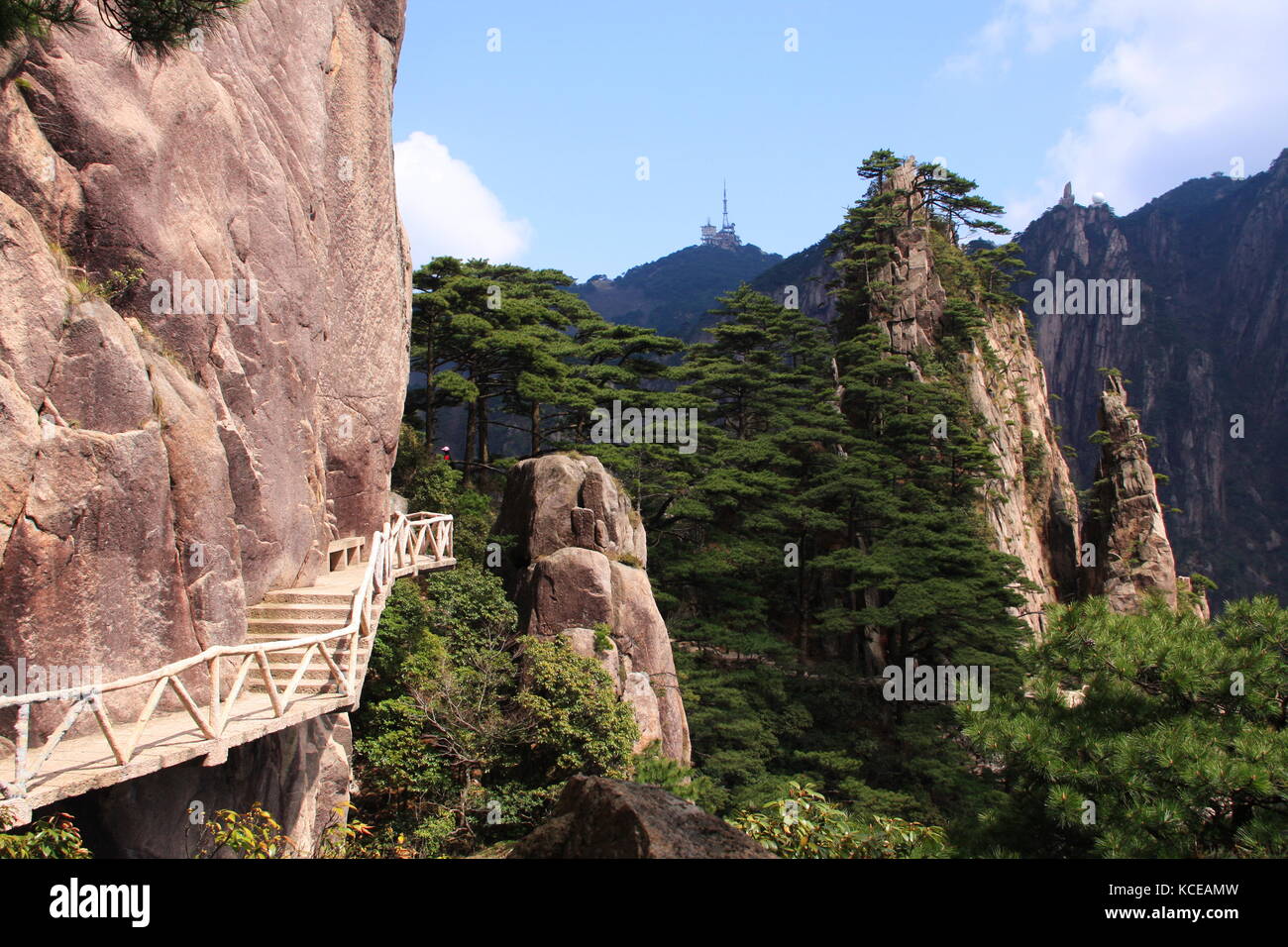 Il modo in alto , la pietra dei gradini ripidi . Trekking Escursioni a piedi in montagna Huangshan. Anhui, Cina. Xiii , Aprile 2009 Foto Stock