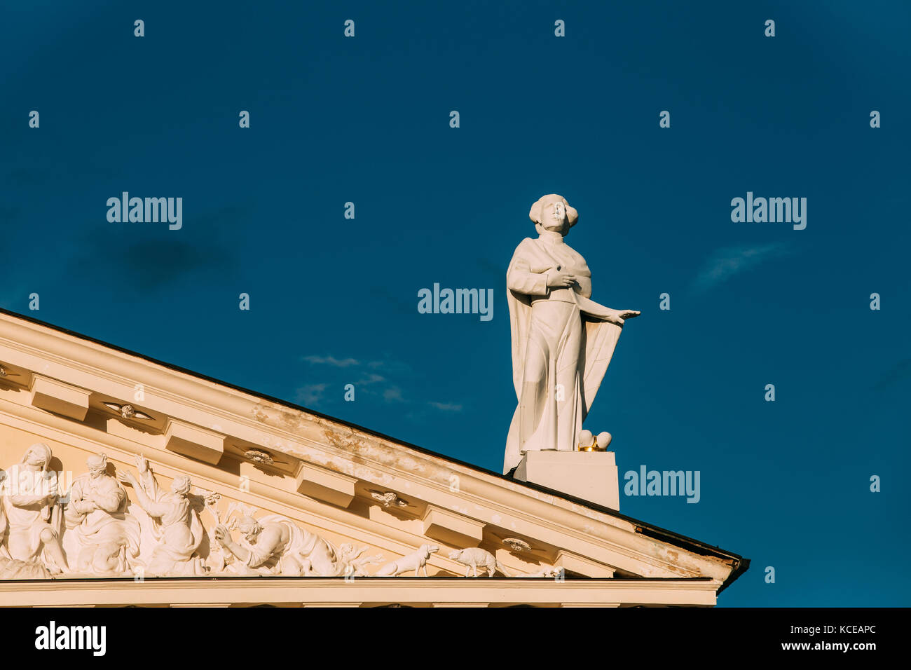 Vilnius, Lituania. Chiudere la vista della statua di san Casimiro simboleggiava la Lituania sul tetto della basilica cattedrale di san Stanislao e San Ladislao. Foto Stock