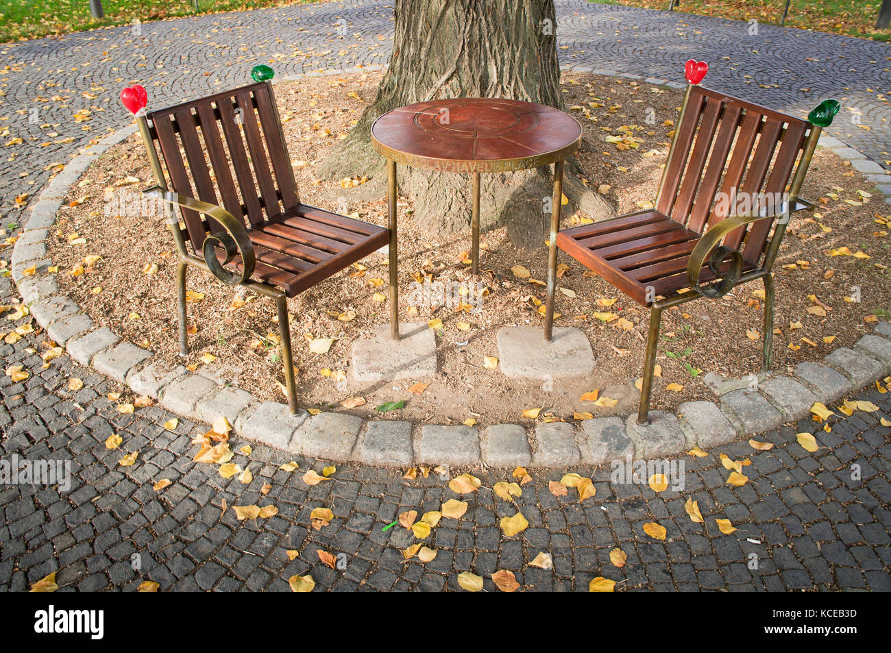 La panchina del dissidente divenne presidente Vaclav Havel (1936-2011) nella Repubblica Ceca, progettata dall'architetto e dal suo amico Borek Sipek, fu inaugurata nella piazza Namesti Miru, Novy Bor, Repubblica Ceca, il 19 novembre 2014. La Bench Vaclav Havel, che commemora il primo presidente post-comunista cecoslovacco Vaclav Havel, fu svelata come un luogo in cui riposarsi. Foto Stock